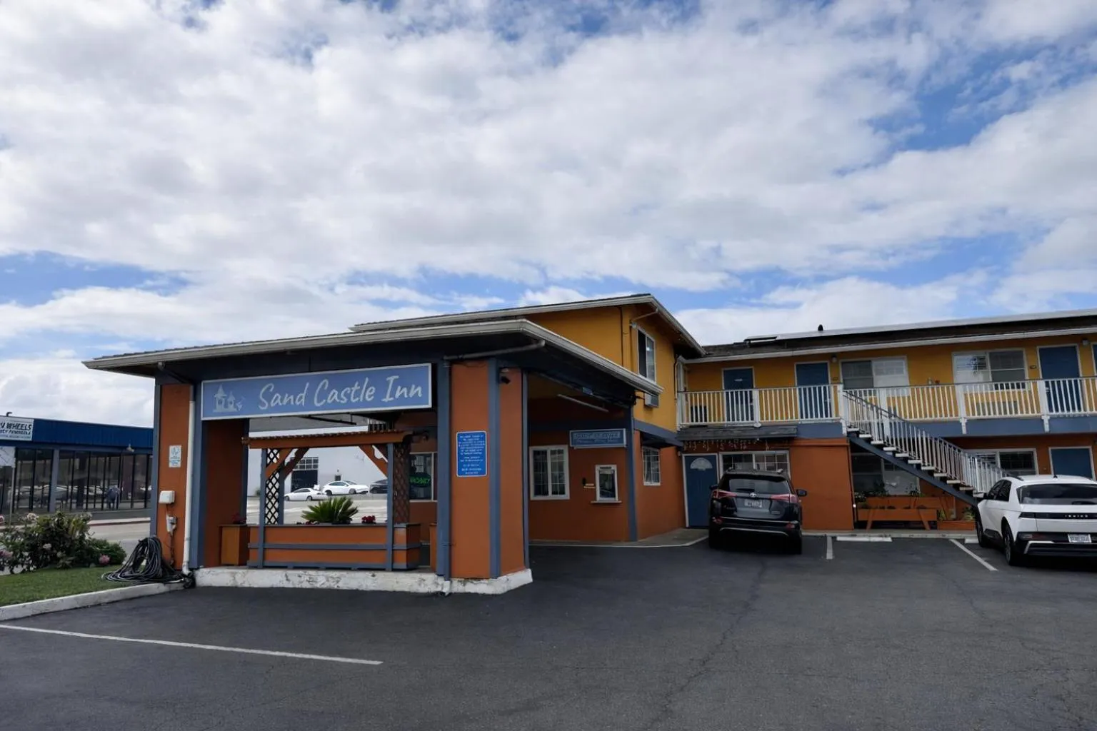 Facade/entrance in Sand Castle Inn