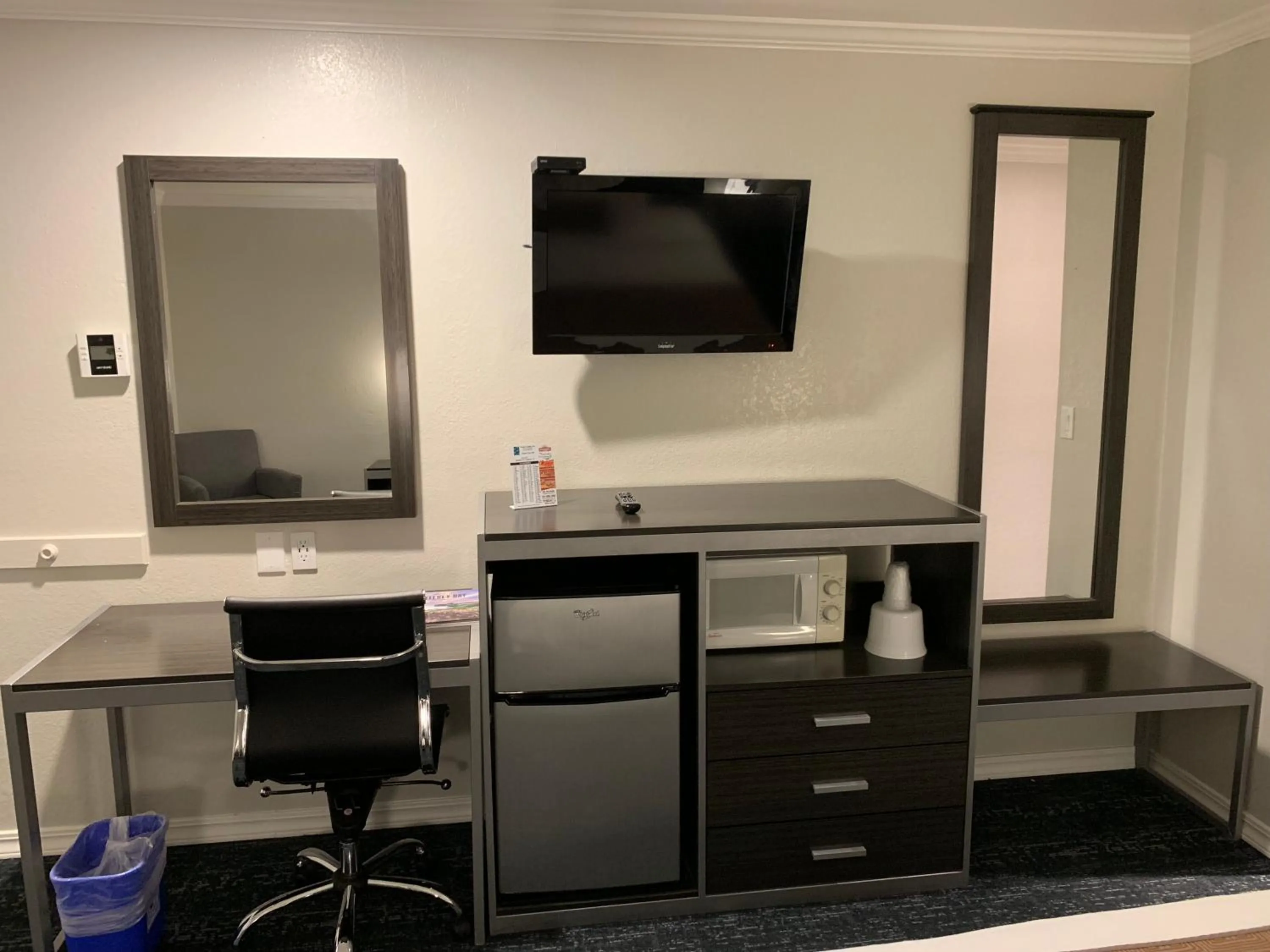 Bedroom in Sand Castle Inn