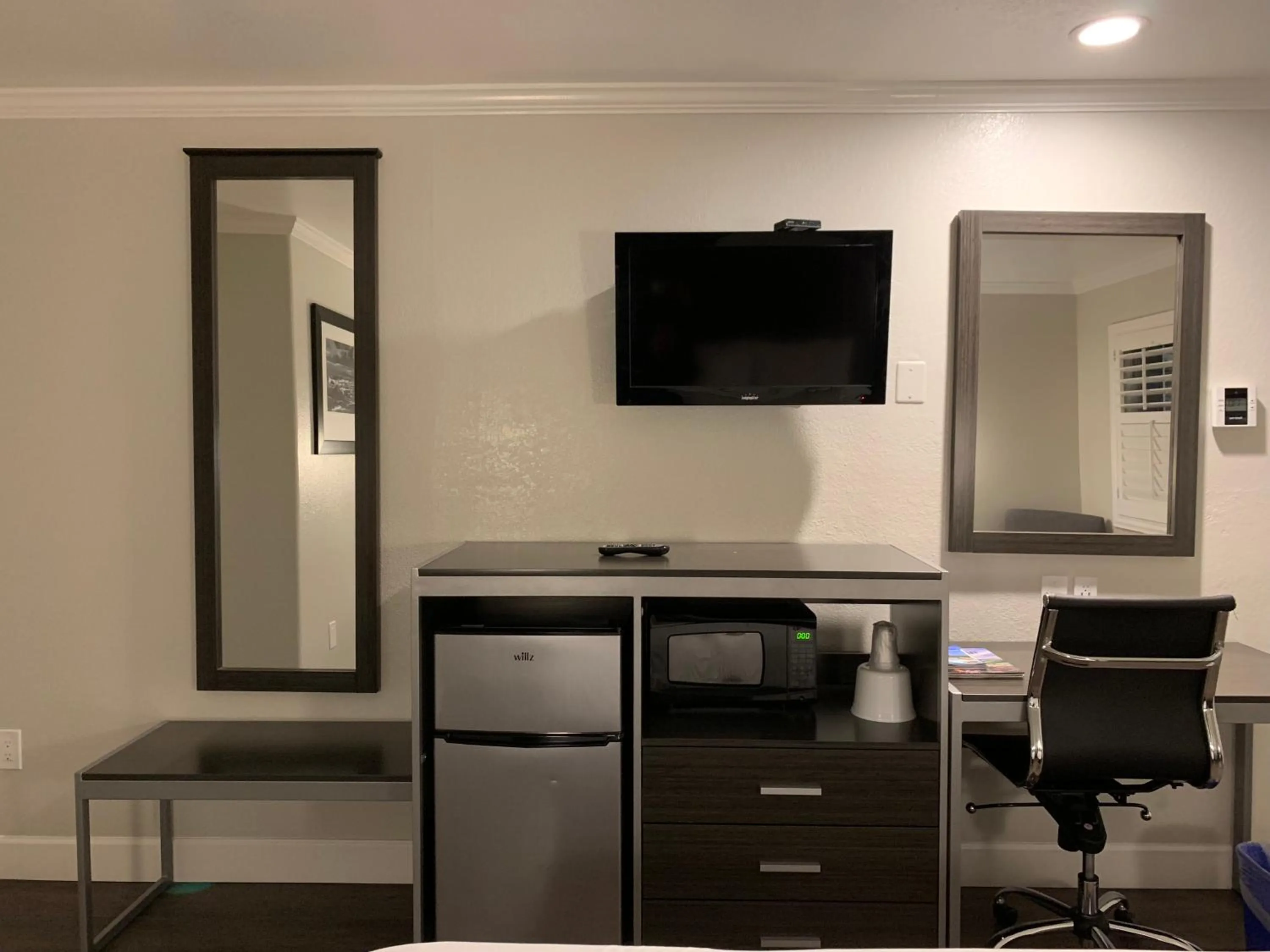 Bedroom in Sand Castle Inn