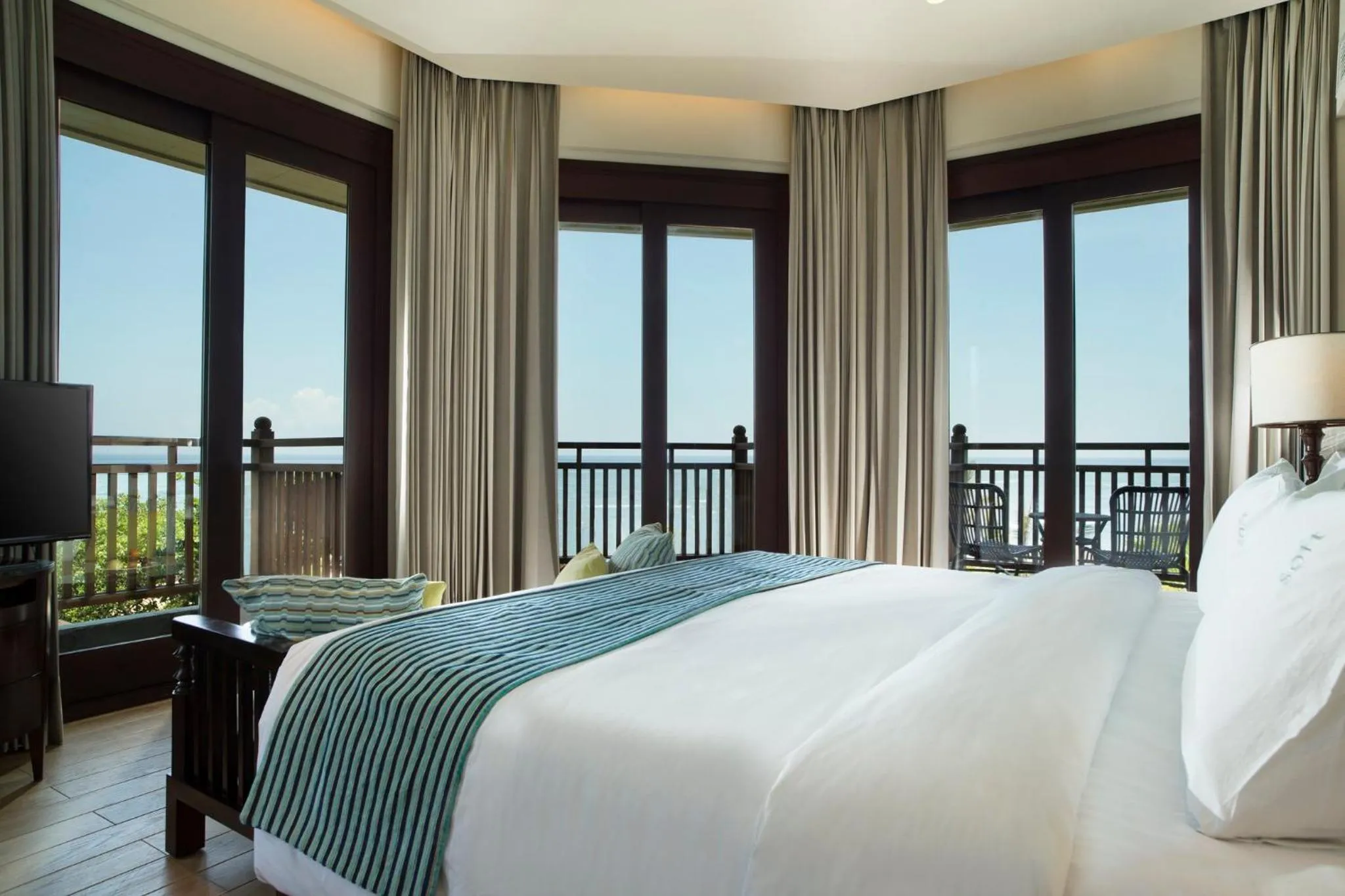 Photo of the whole room, Bed in Holiday Inn Resort Bali Nusa Dua by IHG