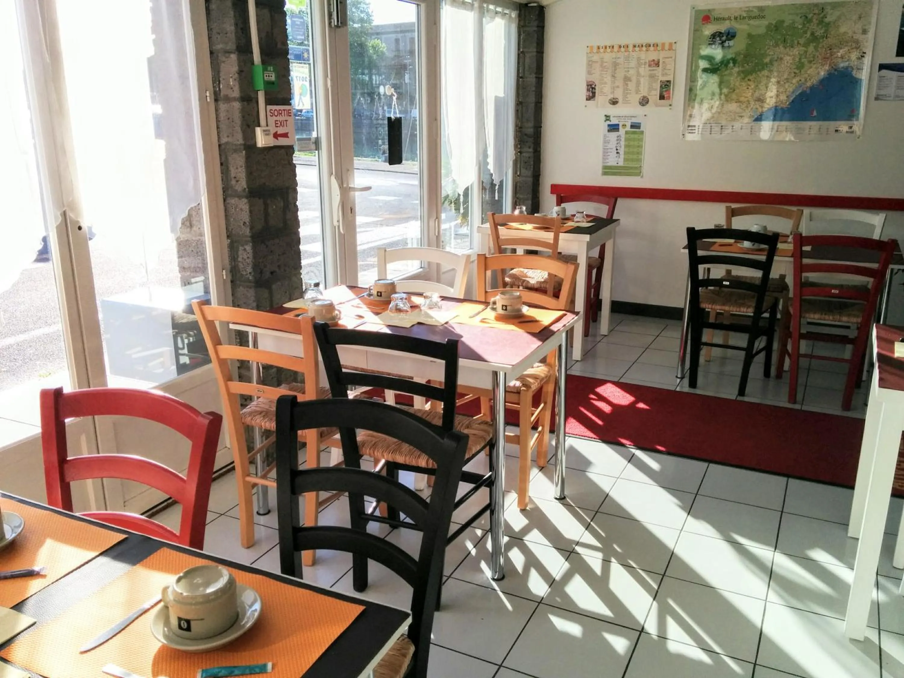 Restaurant/places to eat in Hotel Araur