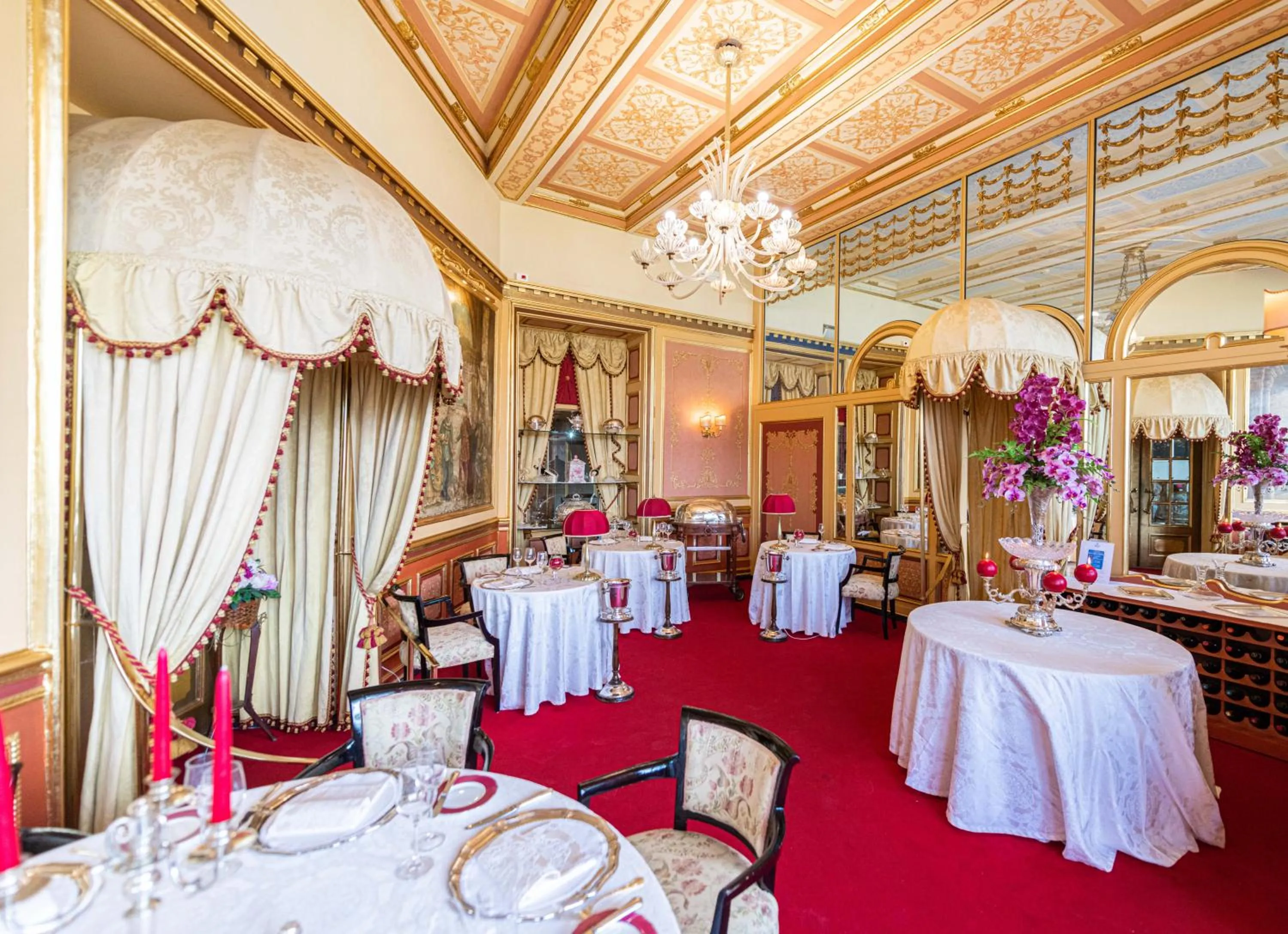 Restaurant/places to eat in Hotel Regina Palace