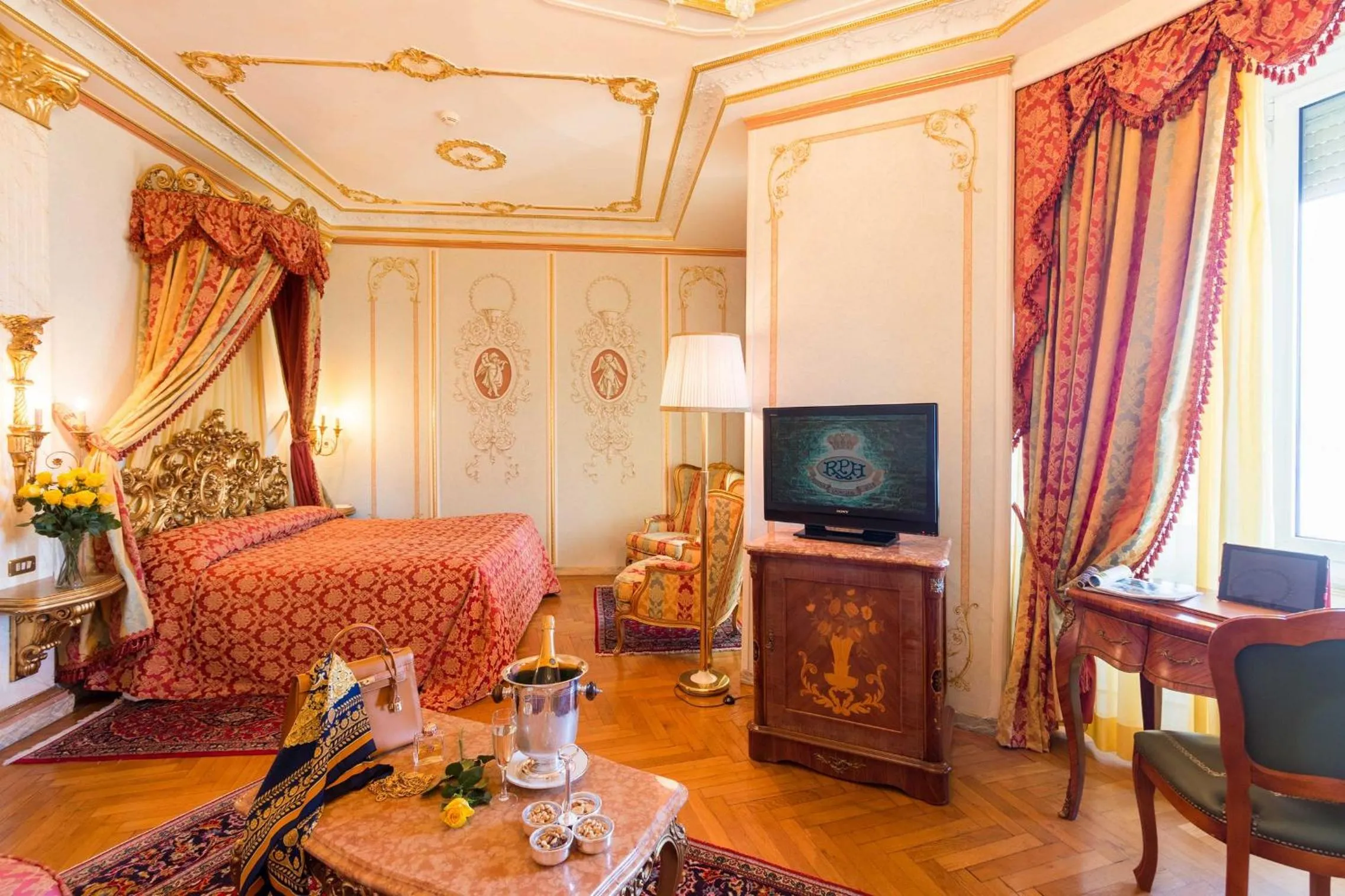 Bed in Hotel Regina Palace