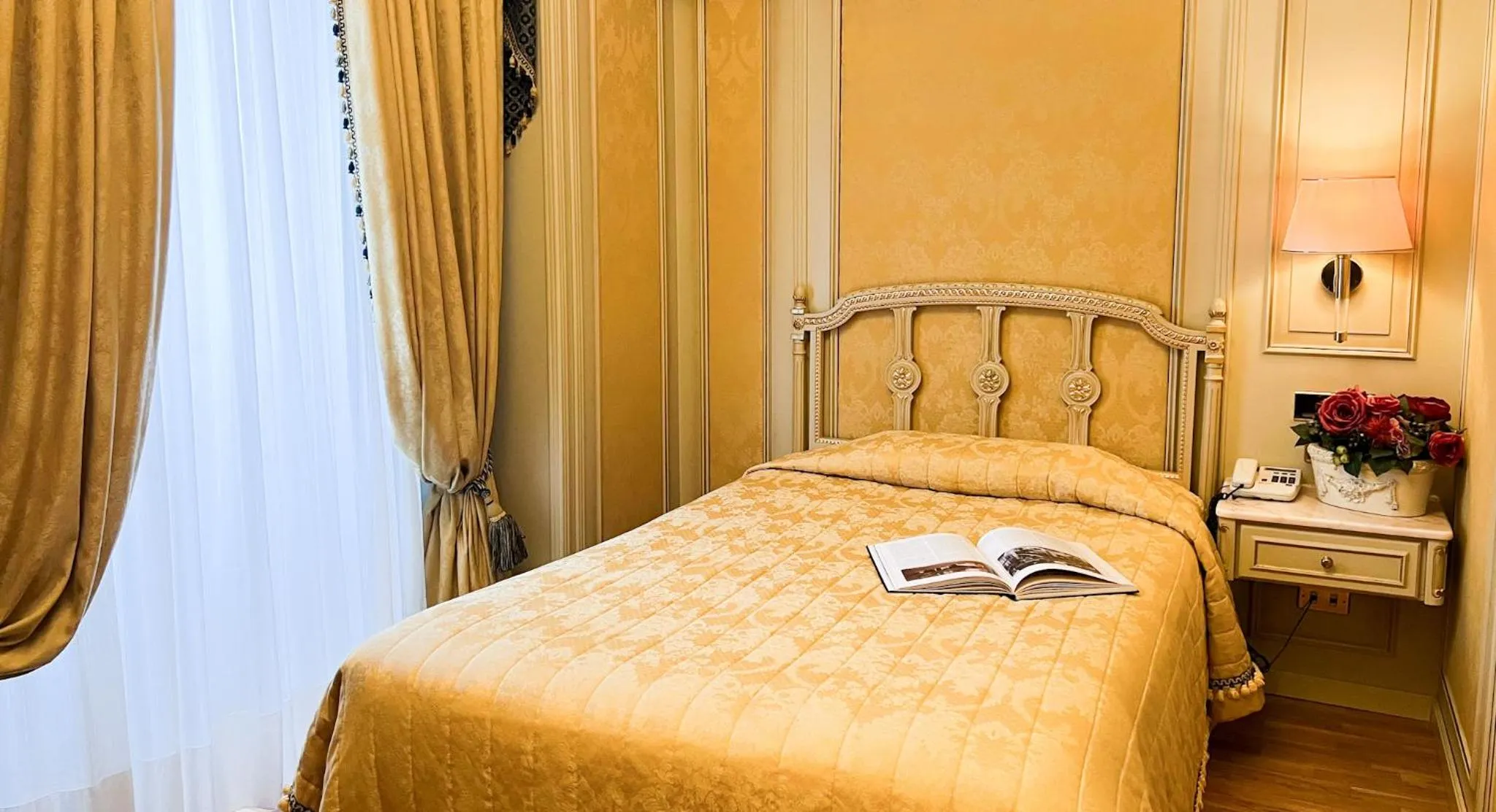 Bed in Hotel Regina Palace