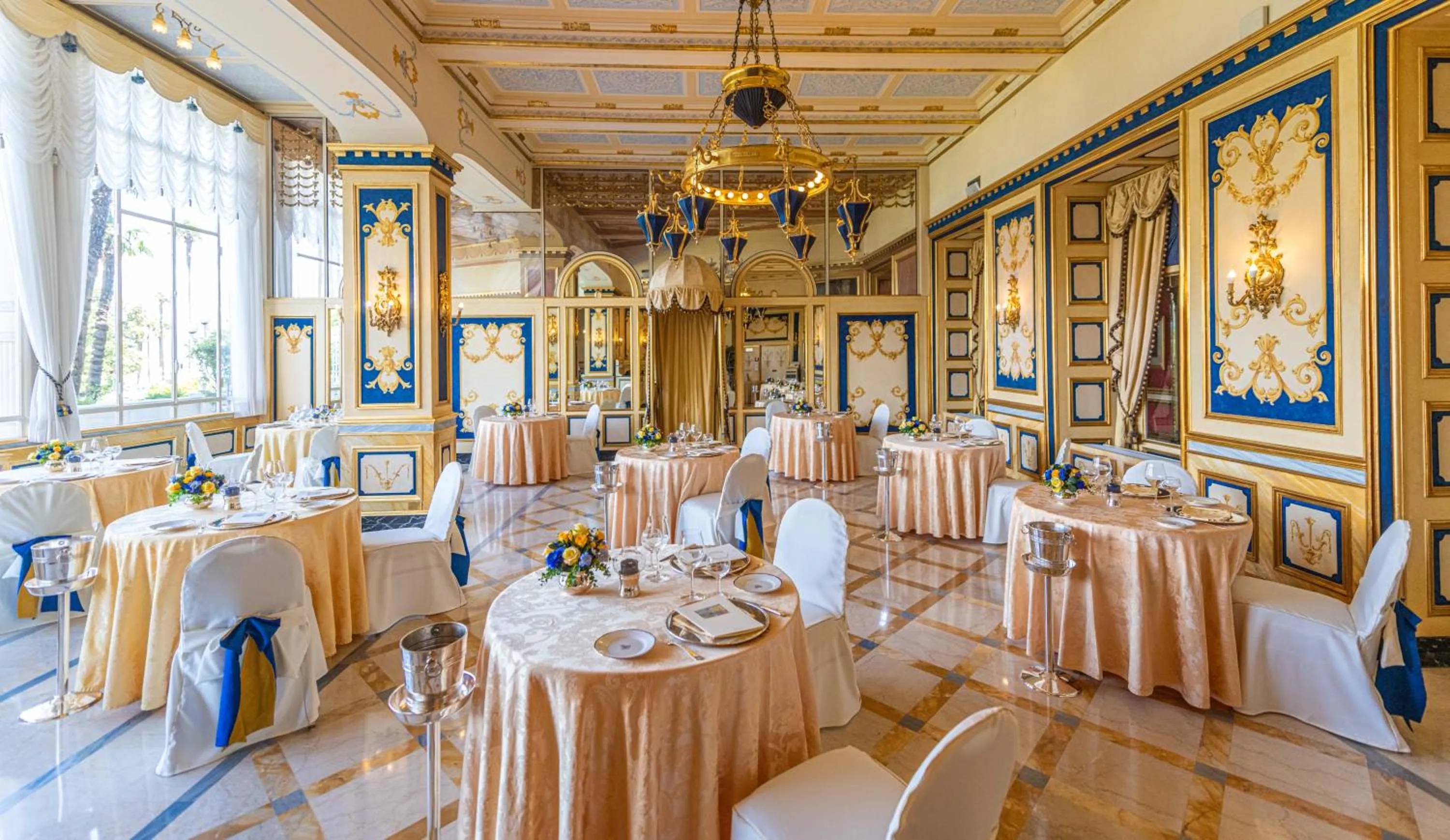 Restaurant/places to eat in Hotel Regina Palace
