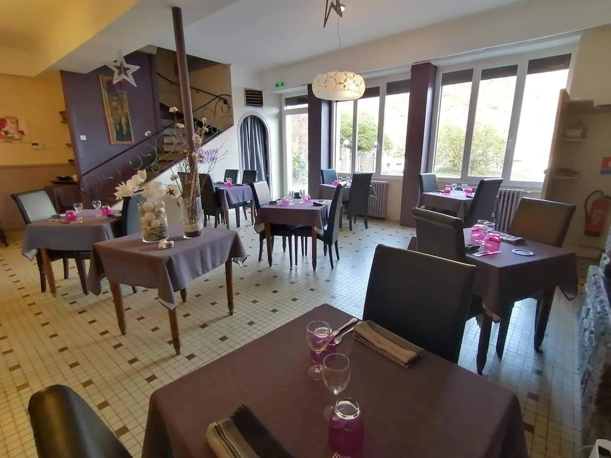 Restaurant/places to eat in Hotel Bayle