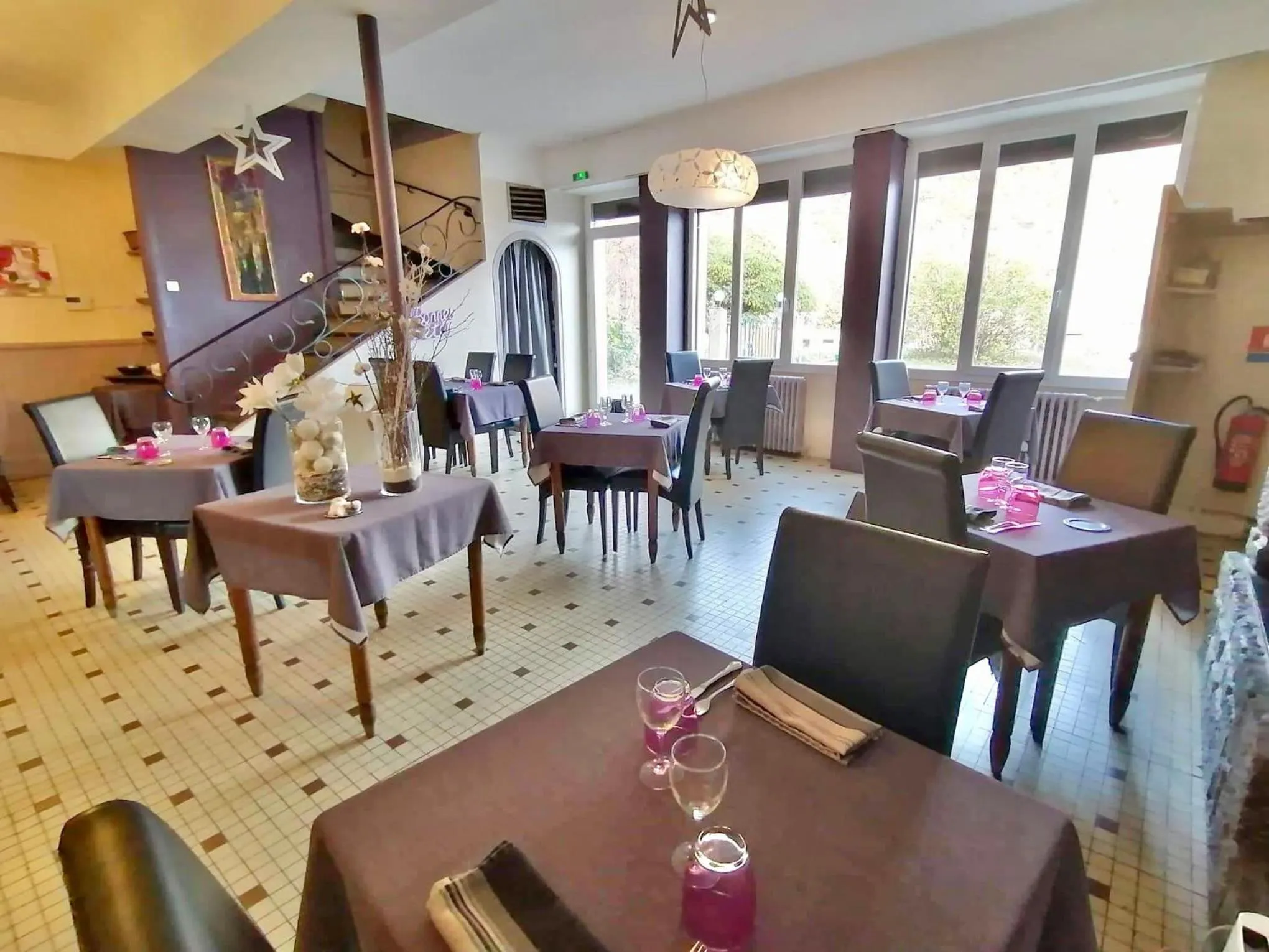 Restaurant/places to eat in Hotel Bayle