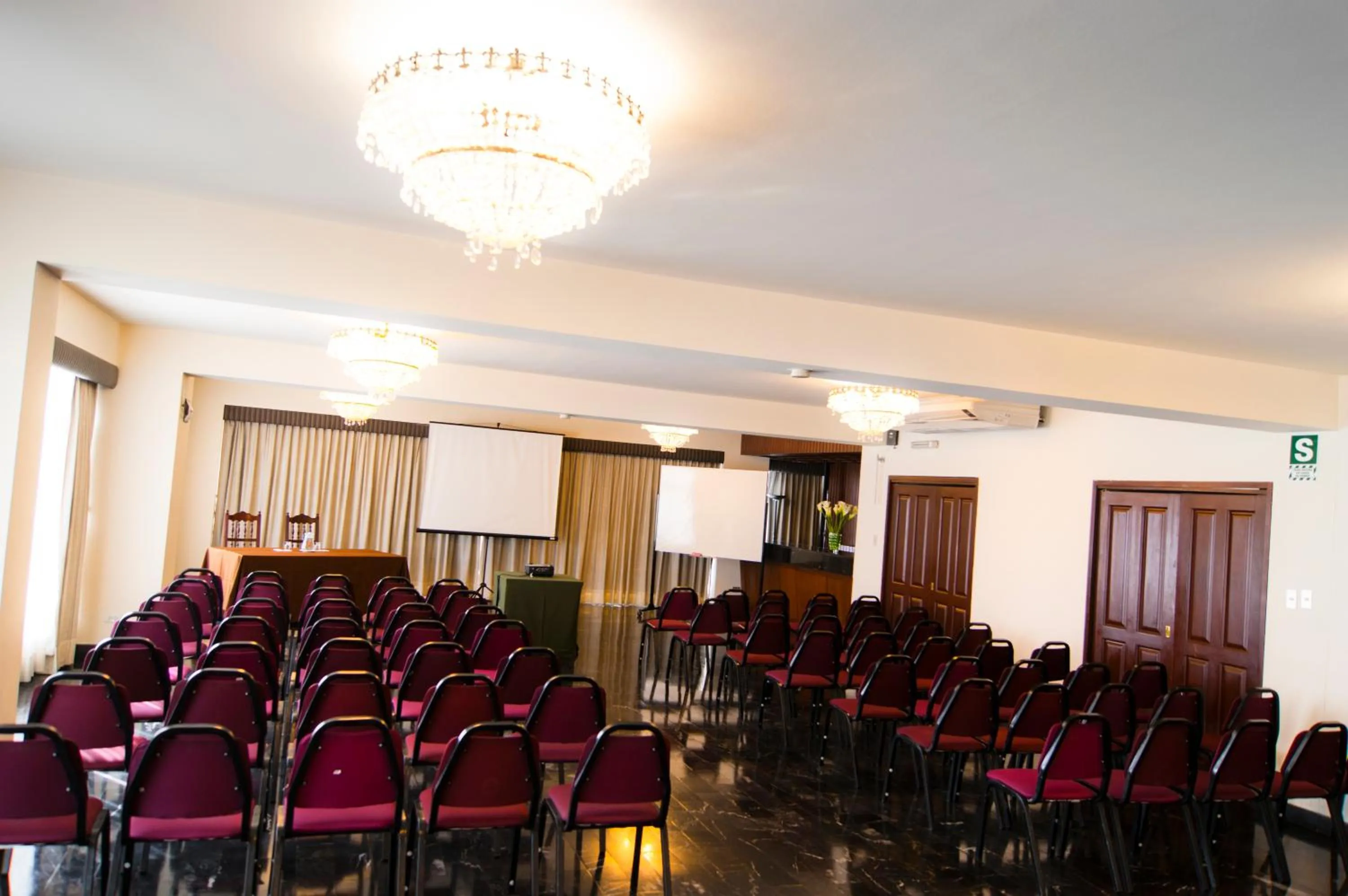 Business facilities in Hotel Carrera