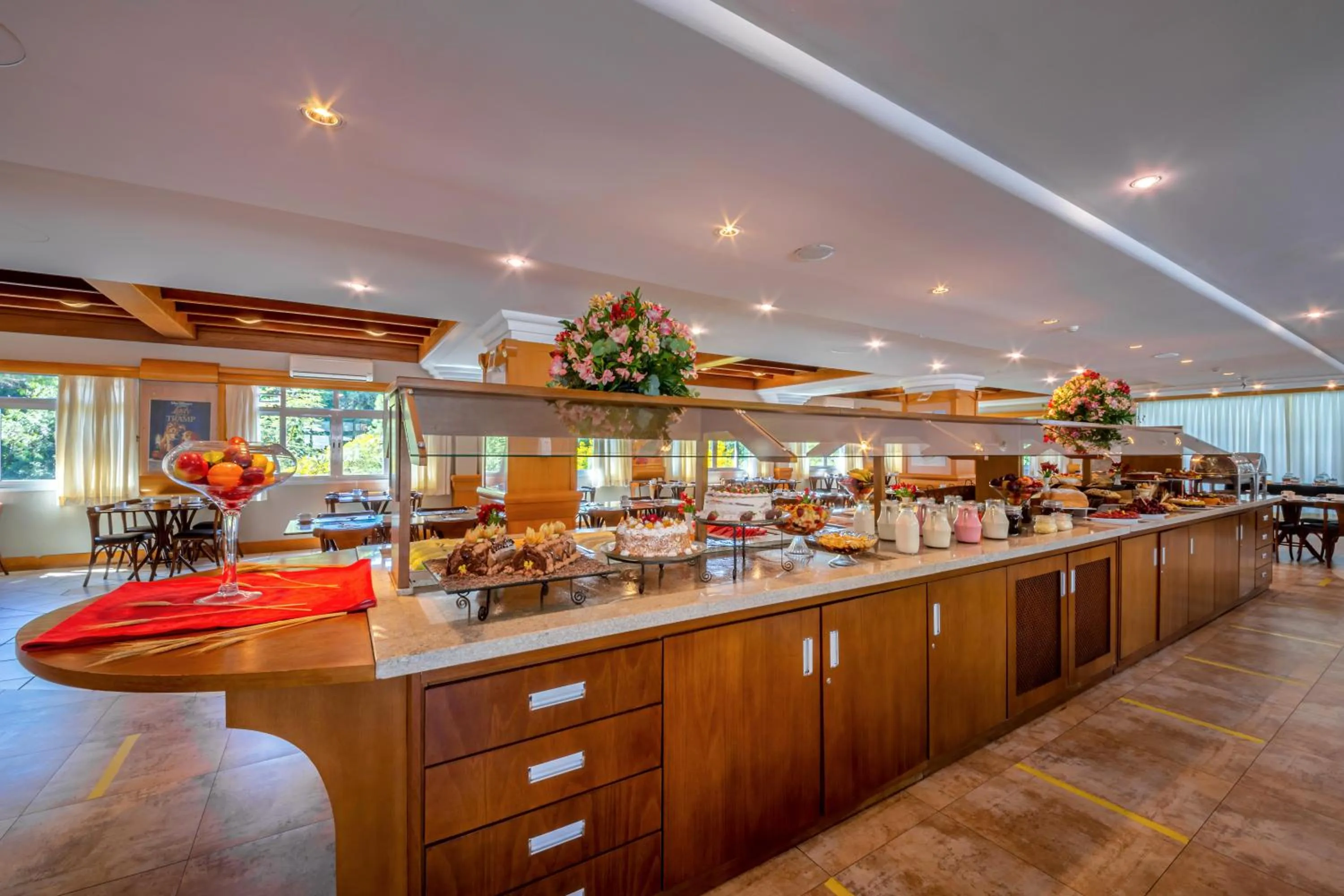 Buffet breakfast in Hotel Laghetto Siena Gramado