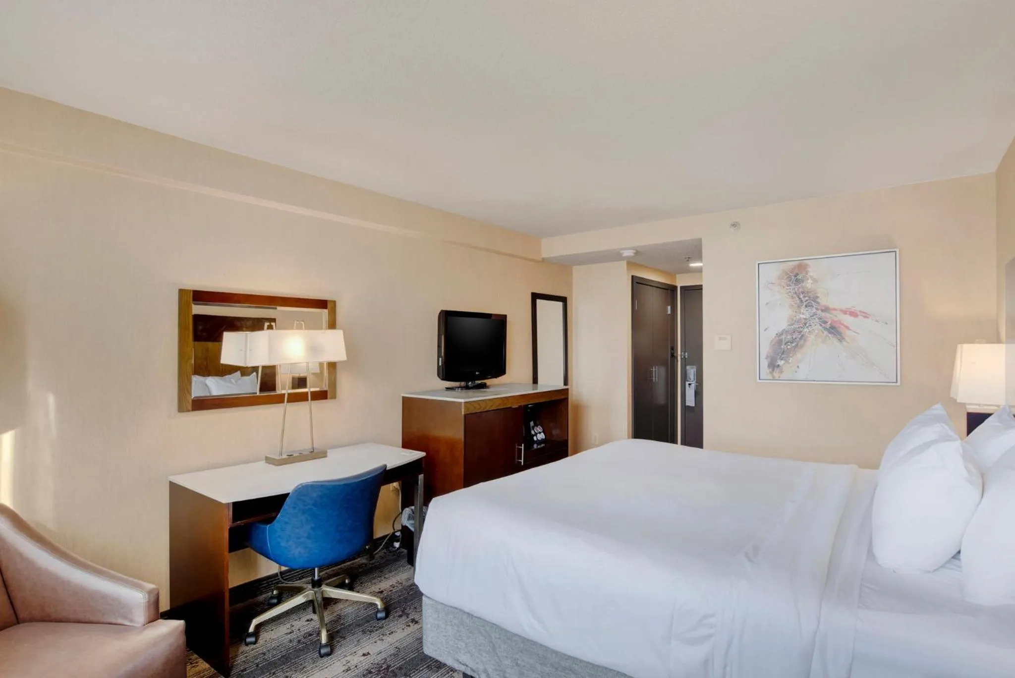 Photo of the whole room, Bed in Crowne Plaza Hotel Harrisburg-Hershey by IHG