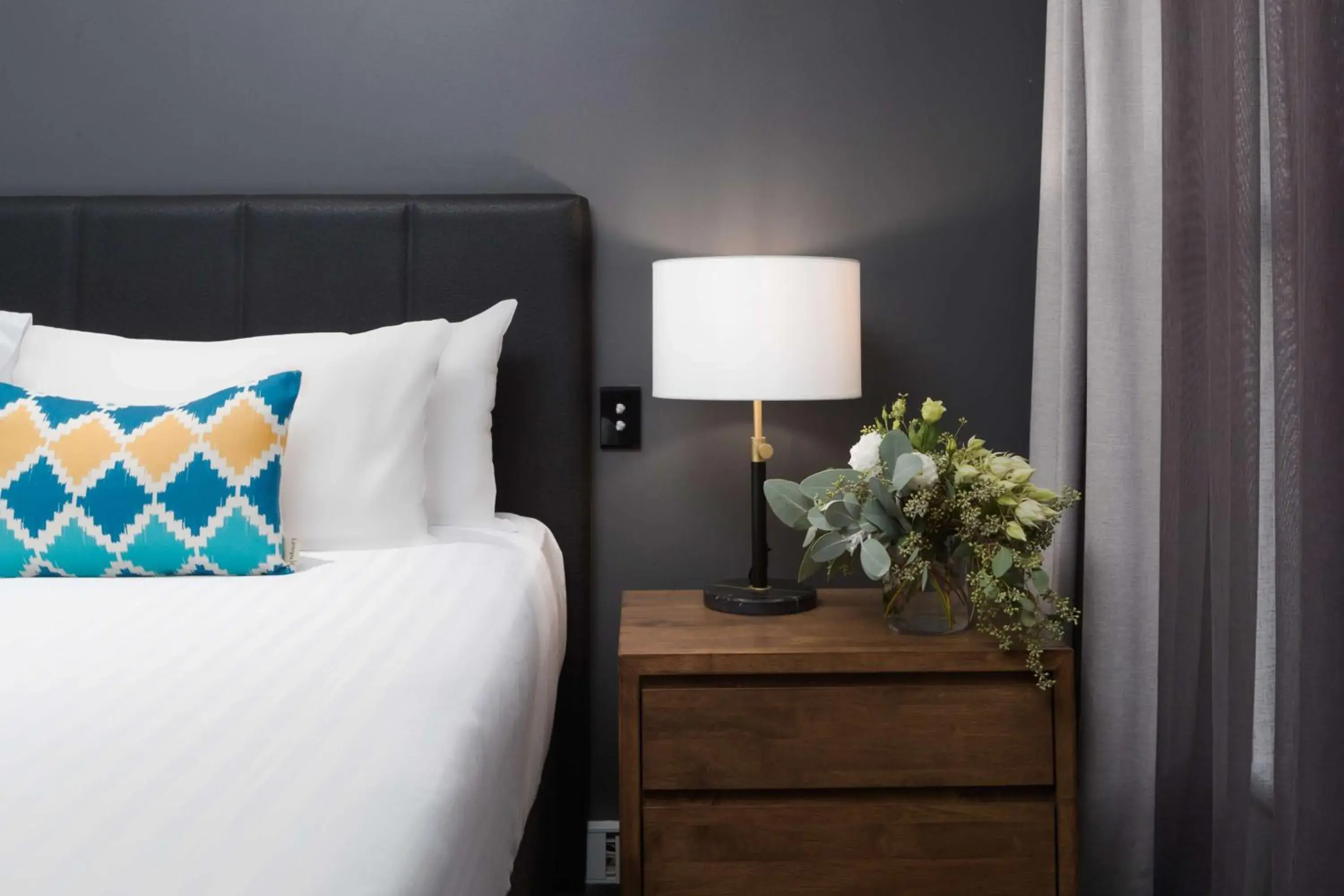 Queen Room - Disability Access in Esplanade Hotel Fremantle - by Rydges Queen Room - Disability Access in Esplanade Hotel Fremantle - by Rydges