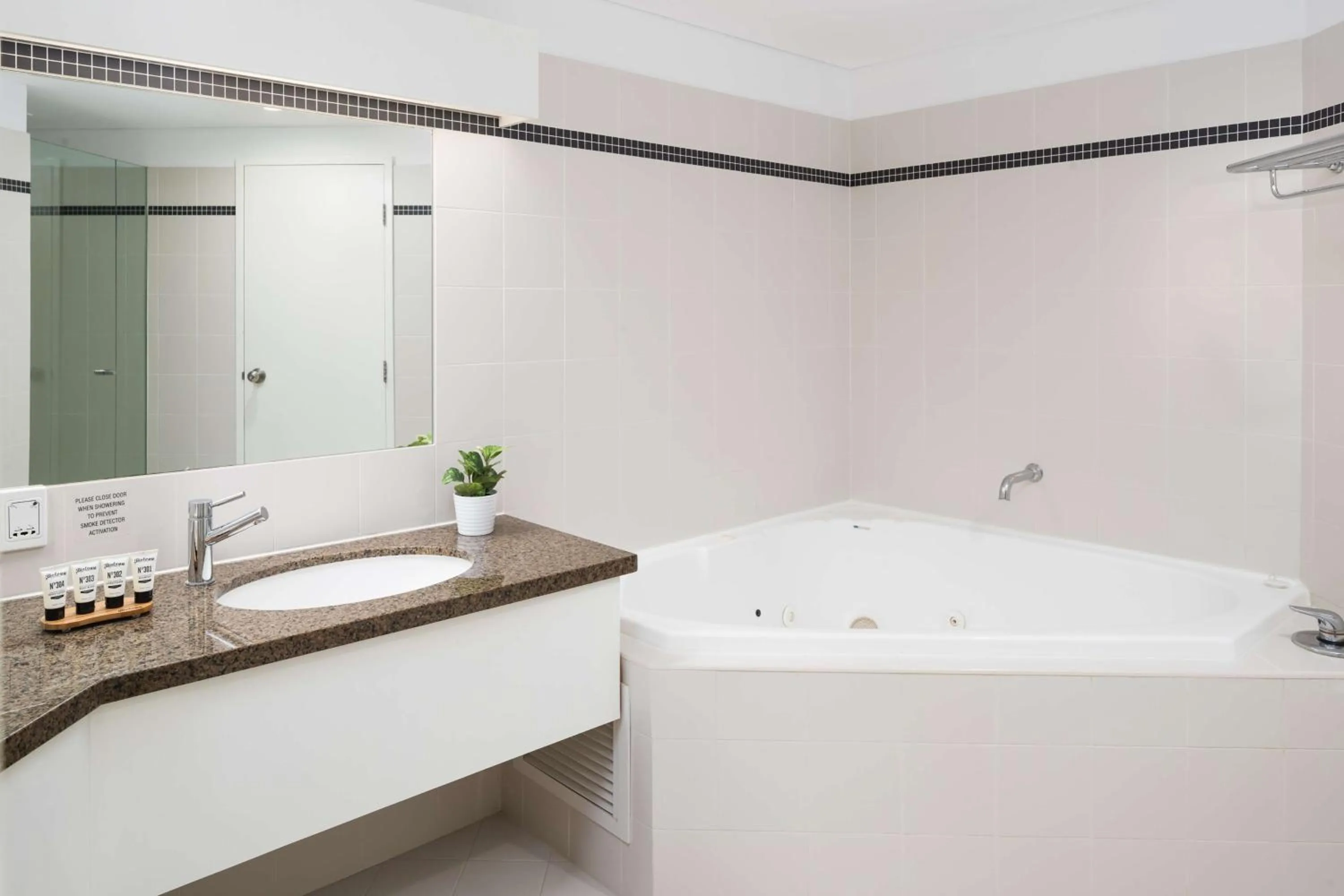Bathroom, Bed in Esplanade Hotel Fremantle - by Rydges