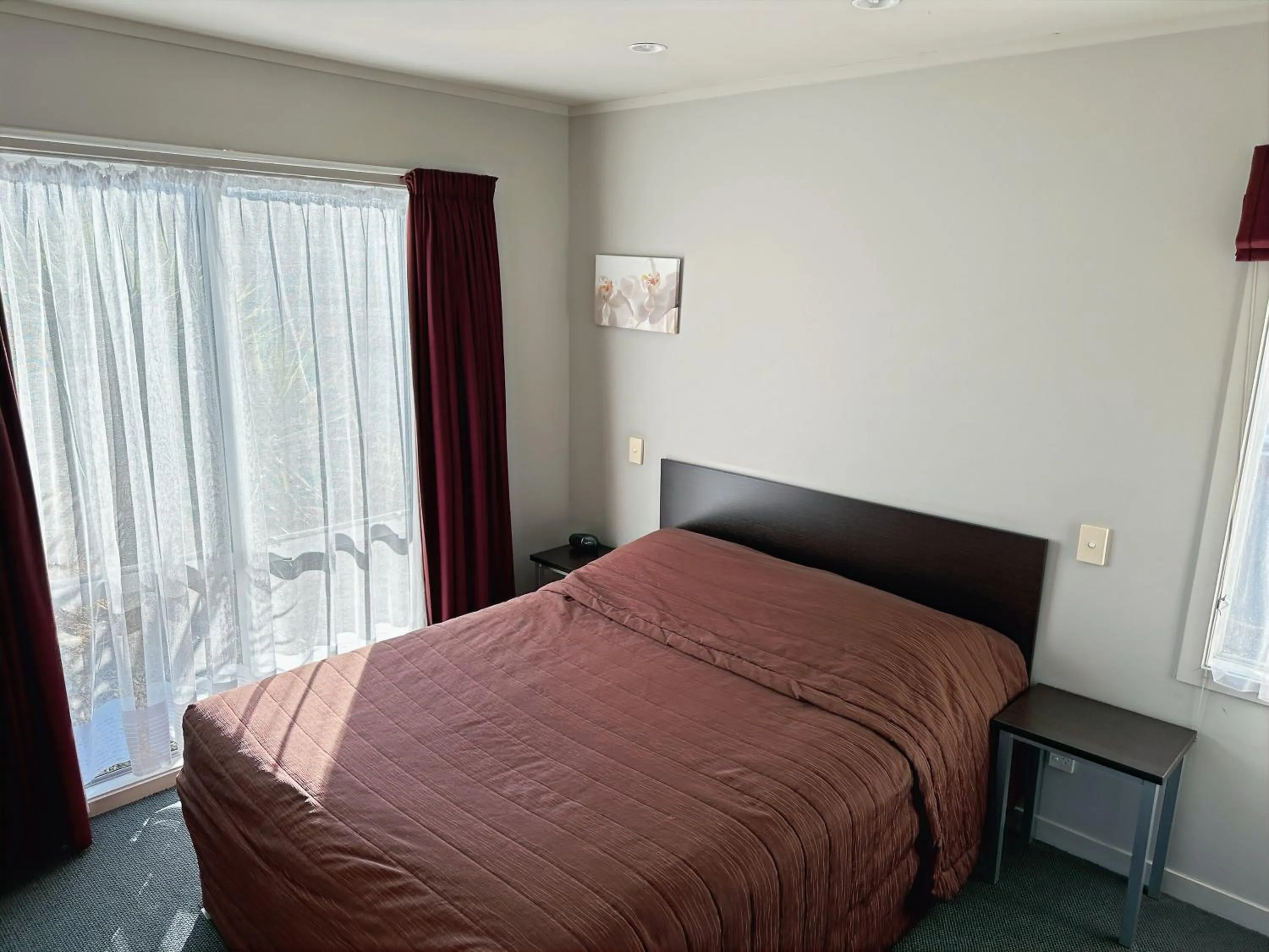 Bedroom, Bed in Arena Lodge