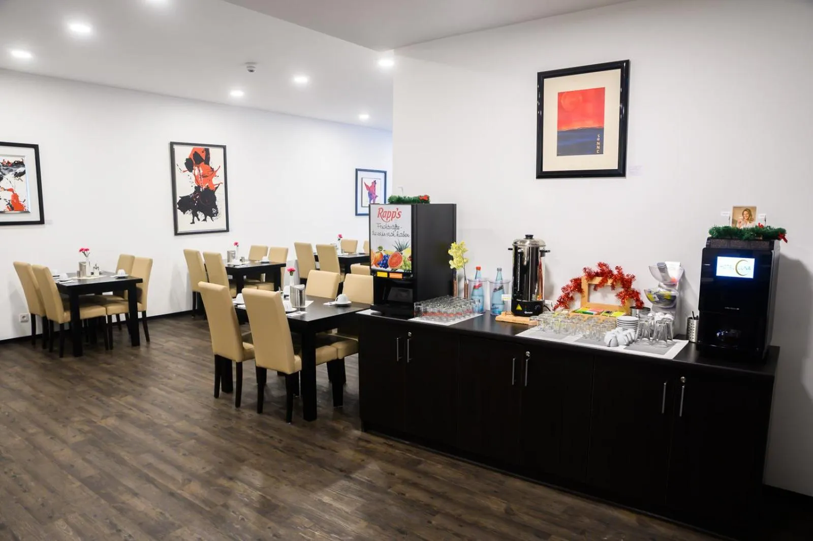 Restaurant/places to eat in Hotel Luna