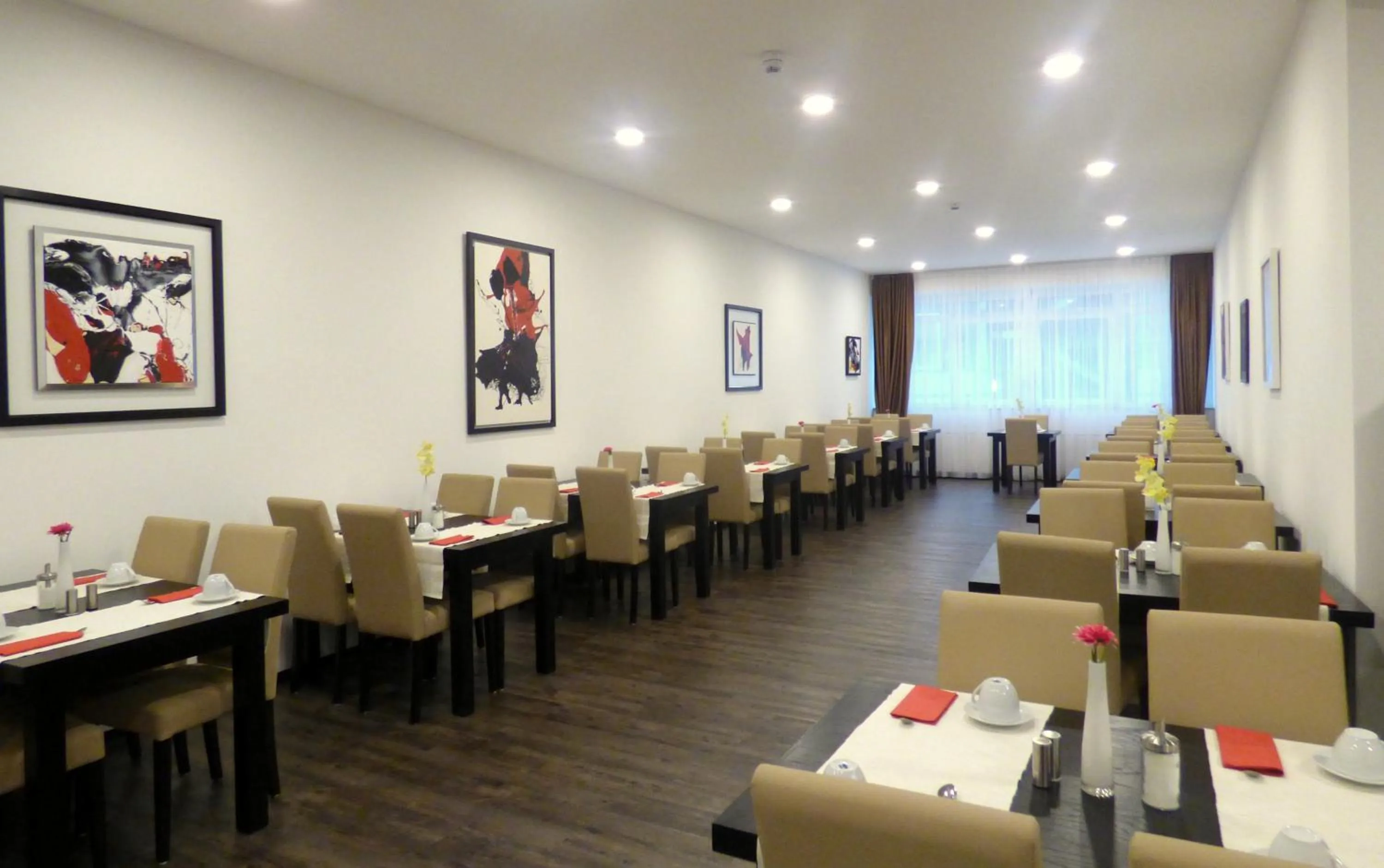 Restaurant/places to eat in Hotel Luna