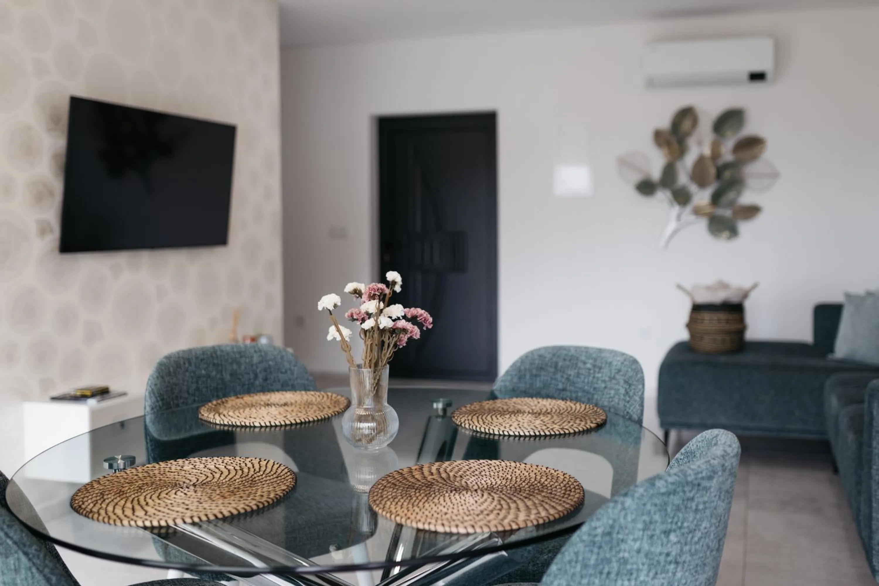 Communal lounge/ TV room in Quinta do Bento