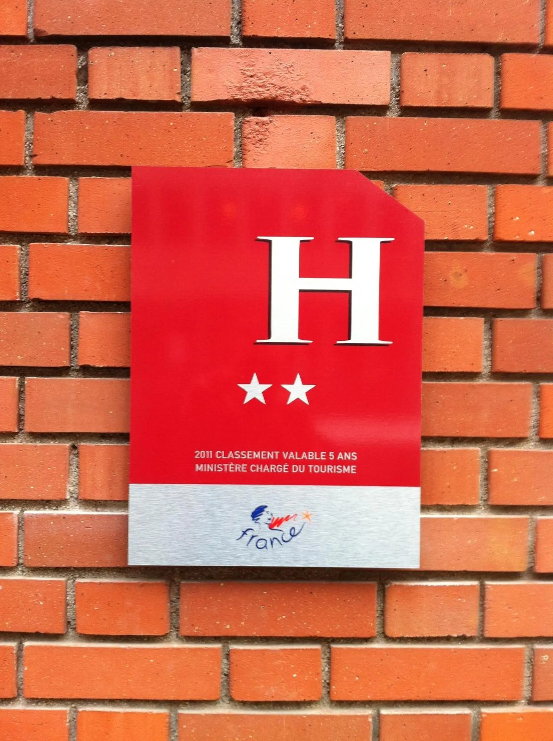 Facade/entrance in Hotel César Centre-ville Gare Charleville-Mézières