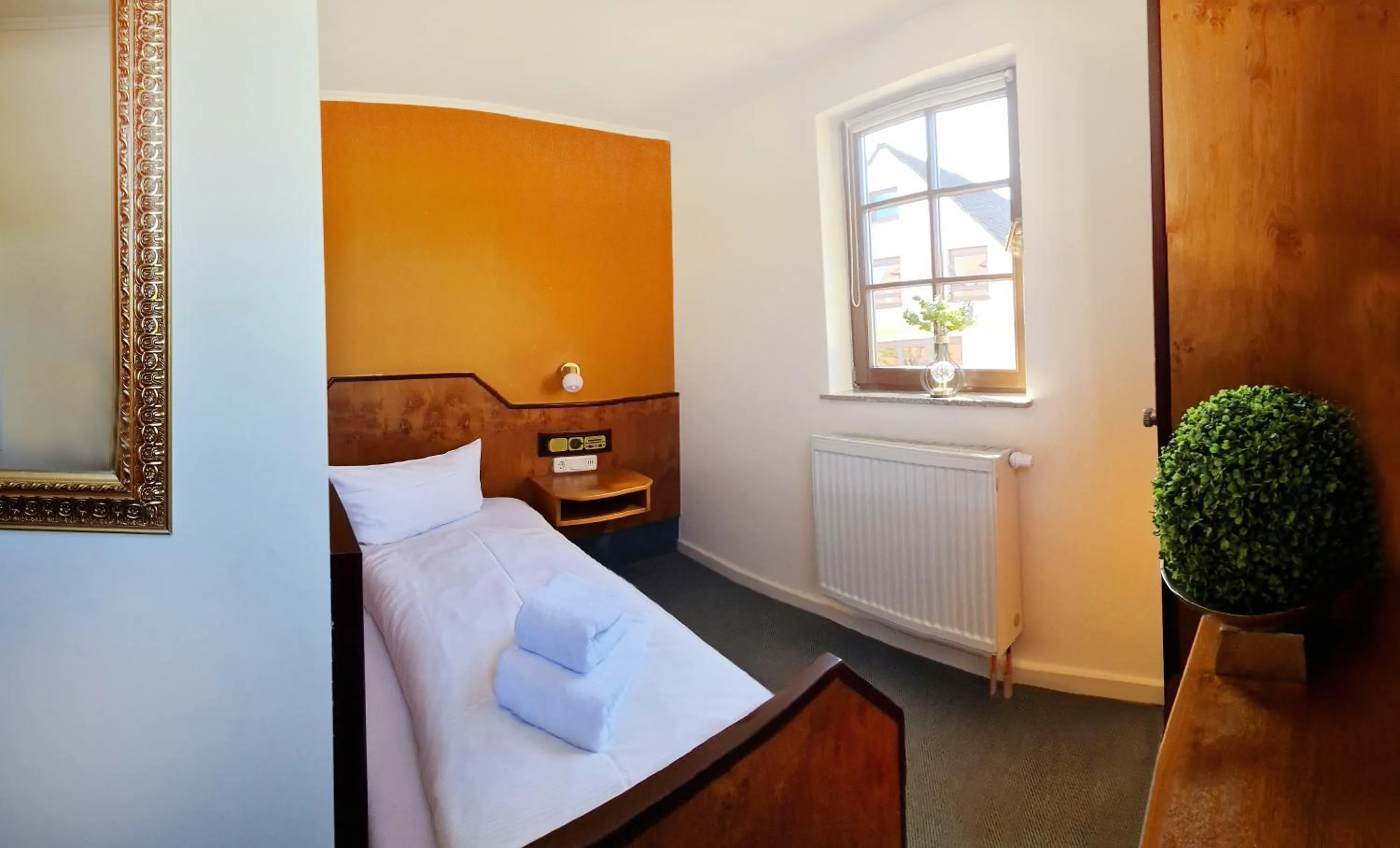 Photo of the whole room, Bed in Häuser der Villa Italia