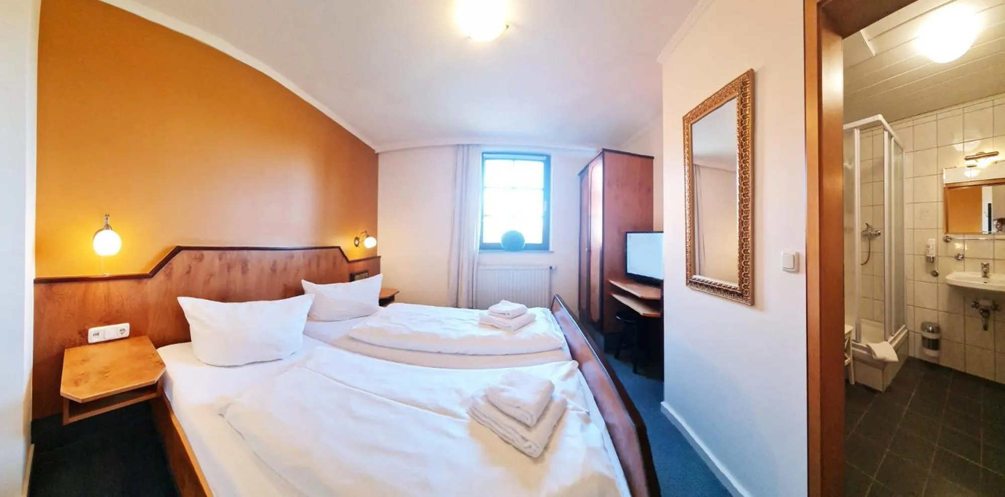 Photo of the whole room, Bed in Häuser der Villa Italia