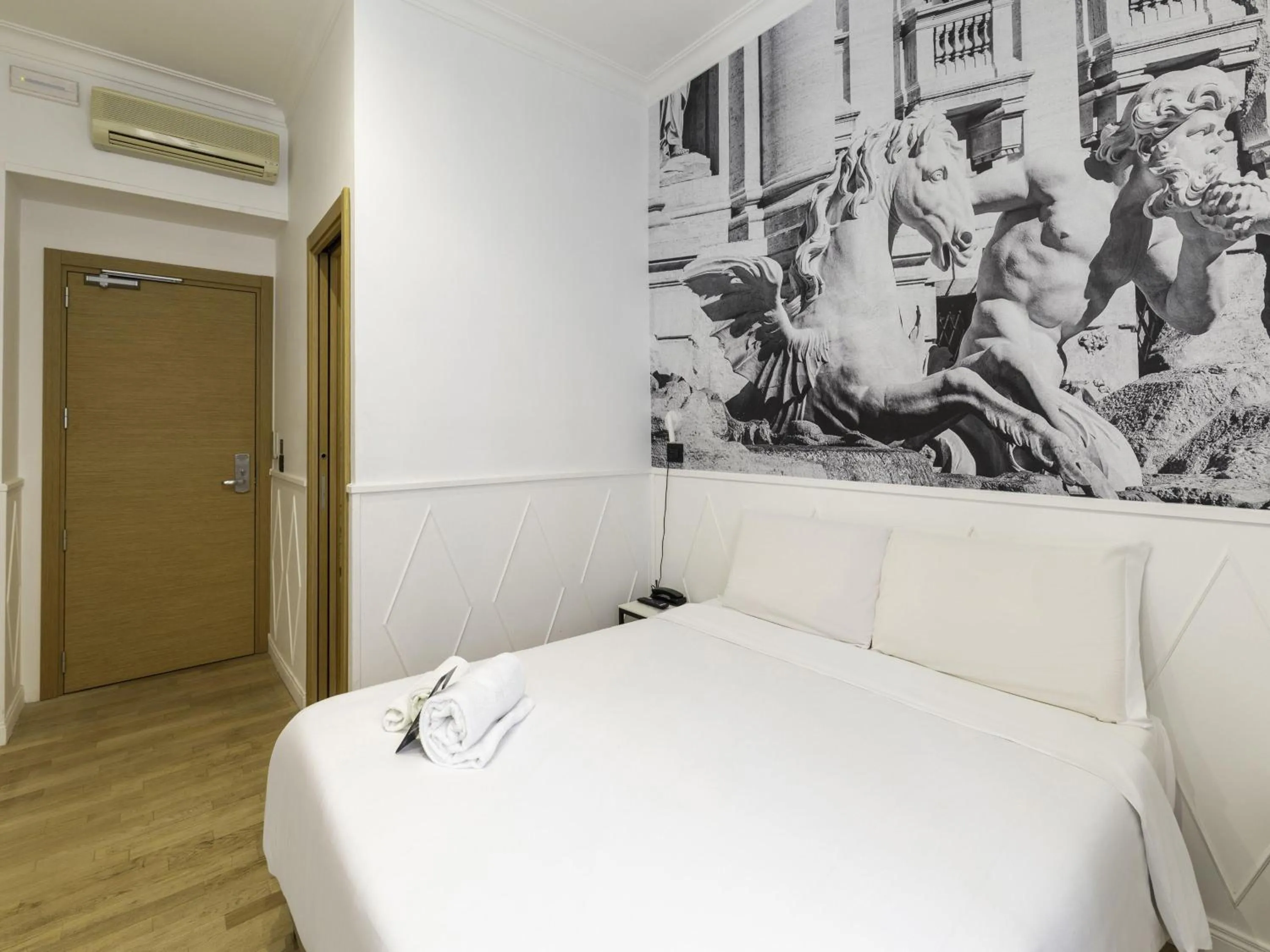 Photo of the whole room, Bed in B&B Hotel Roma Italia Viminale