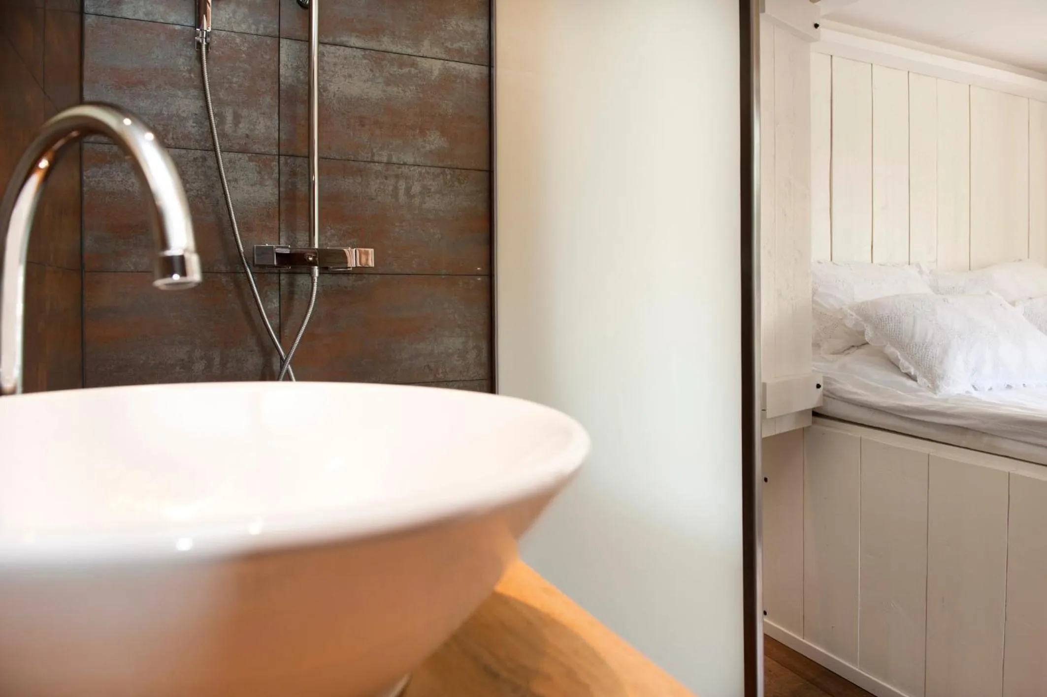 Bed in De Dames Van De Jonge Hotel Restaurant