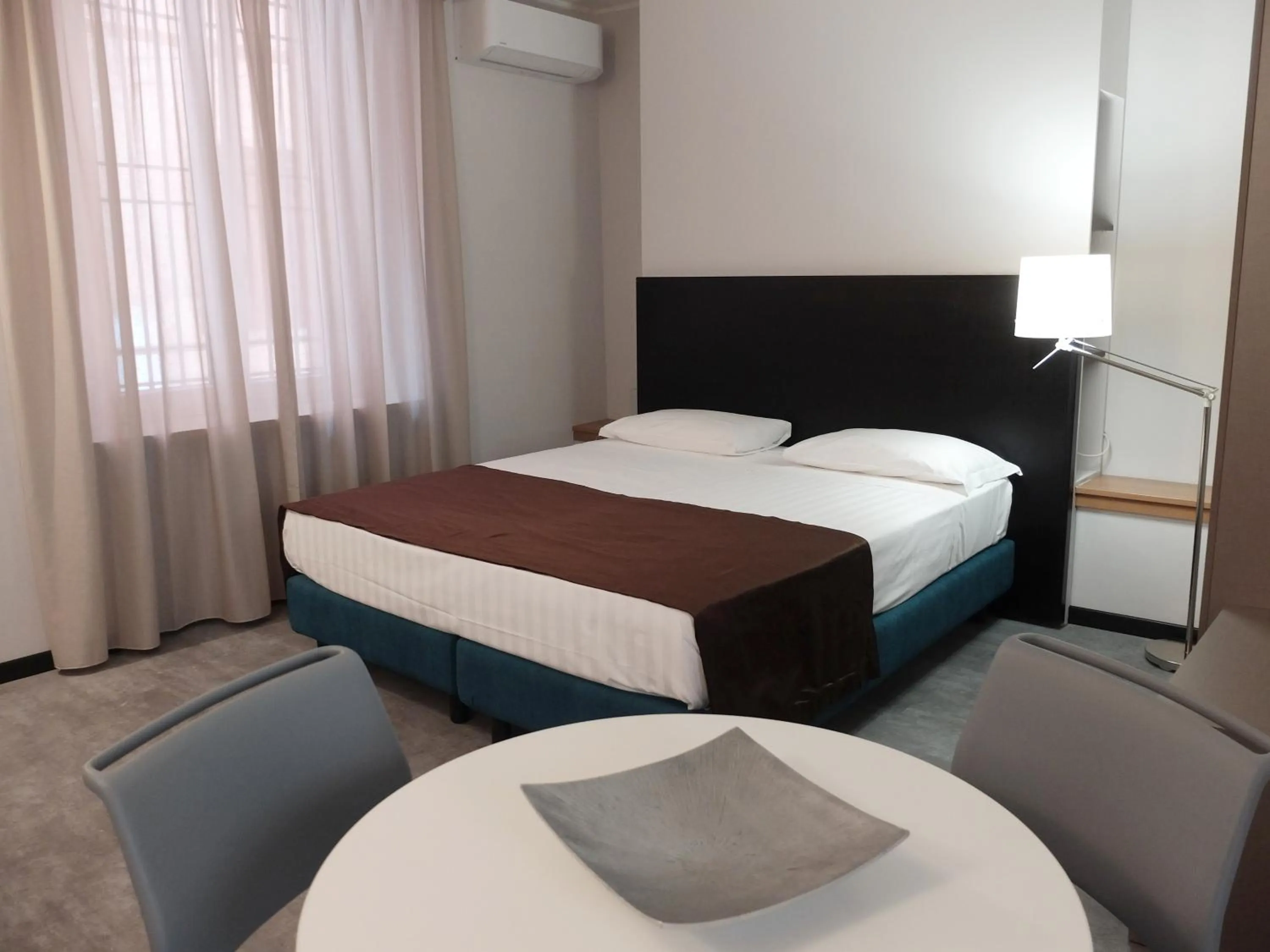 Photo of the whole room, Bed in Residence Carlton