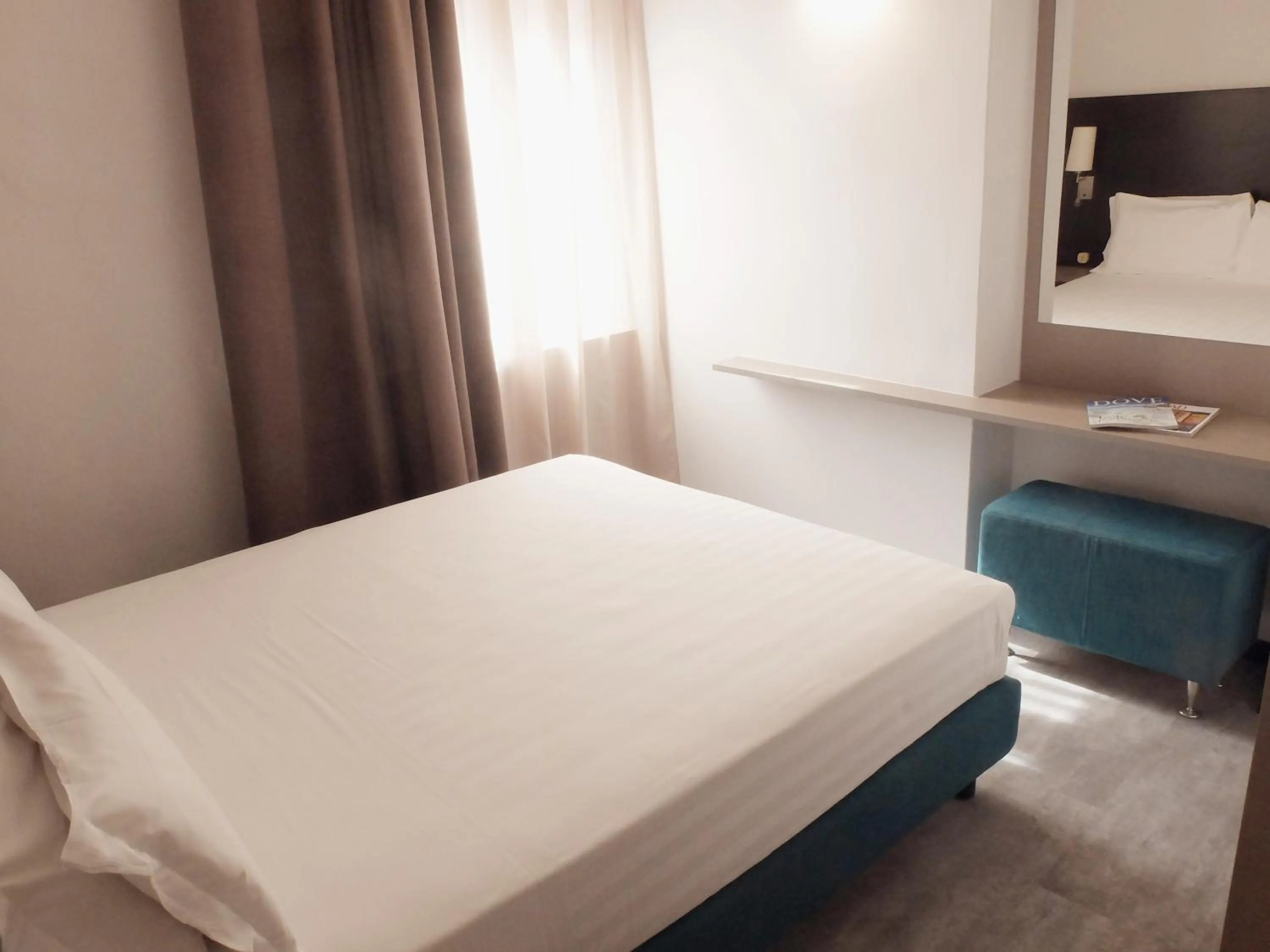 Photo of the whole room, Bed in Residence Carlton