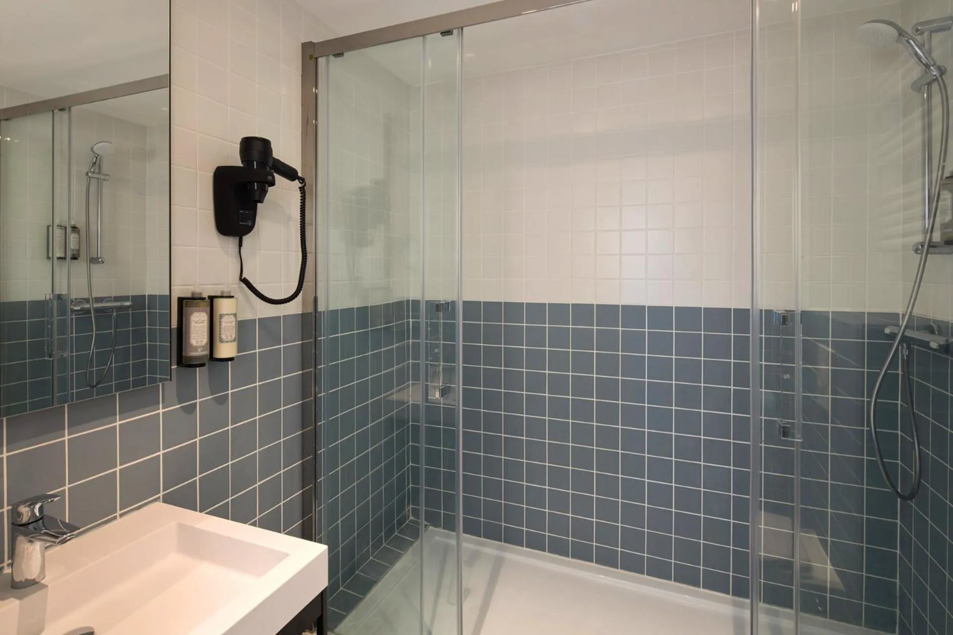 Bathroom in Timhotel Paris du Gare du Nord