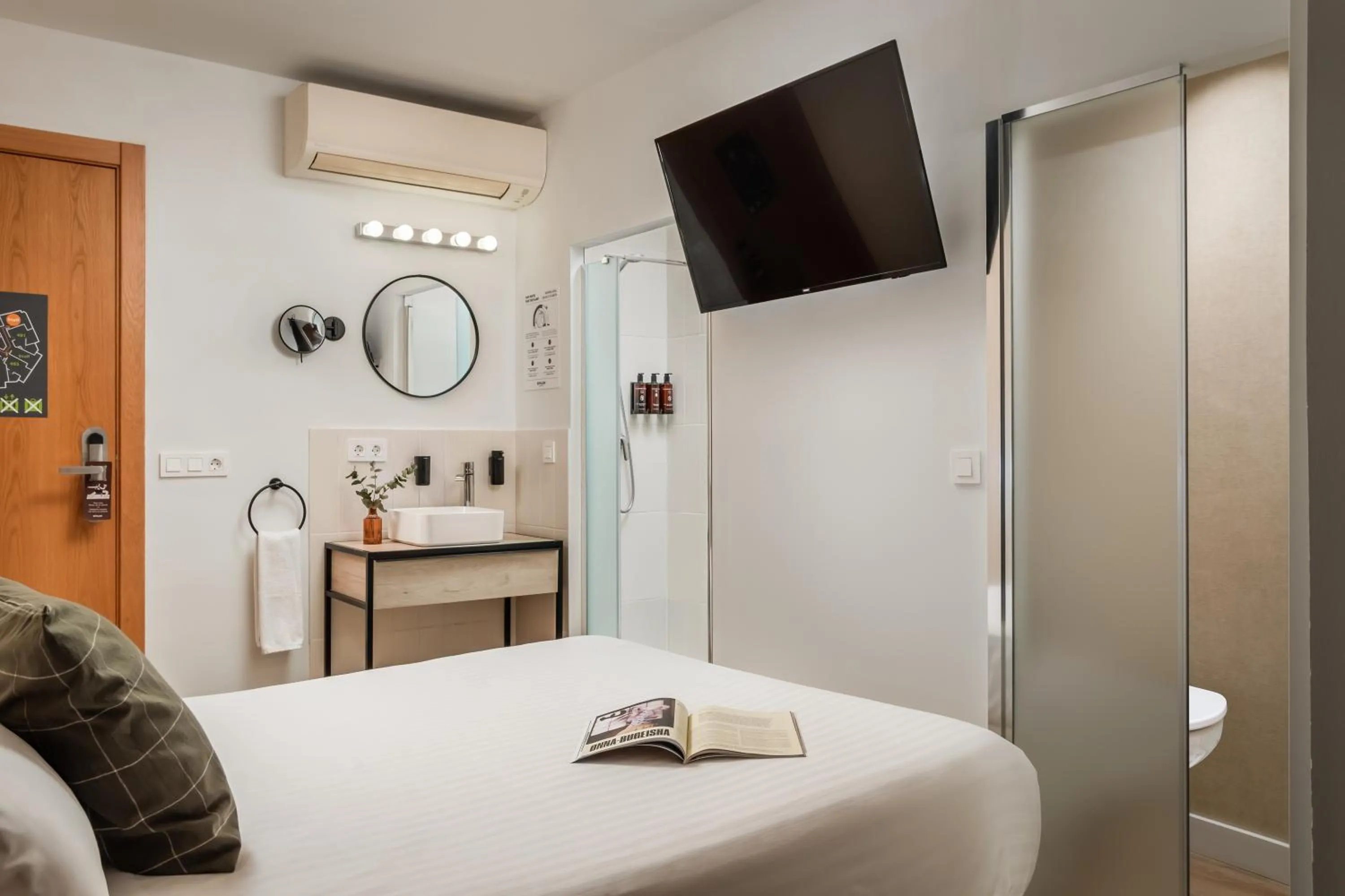 Shower, Bed in BYPILLOW Erba