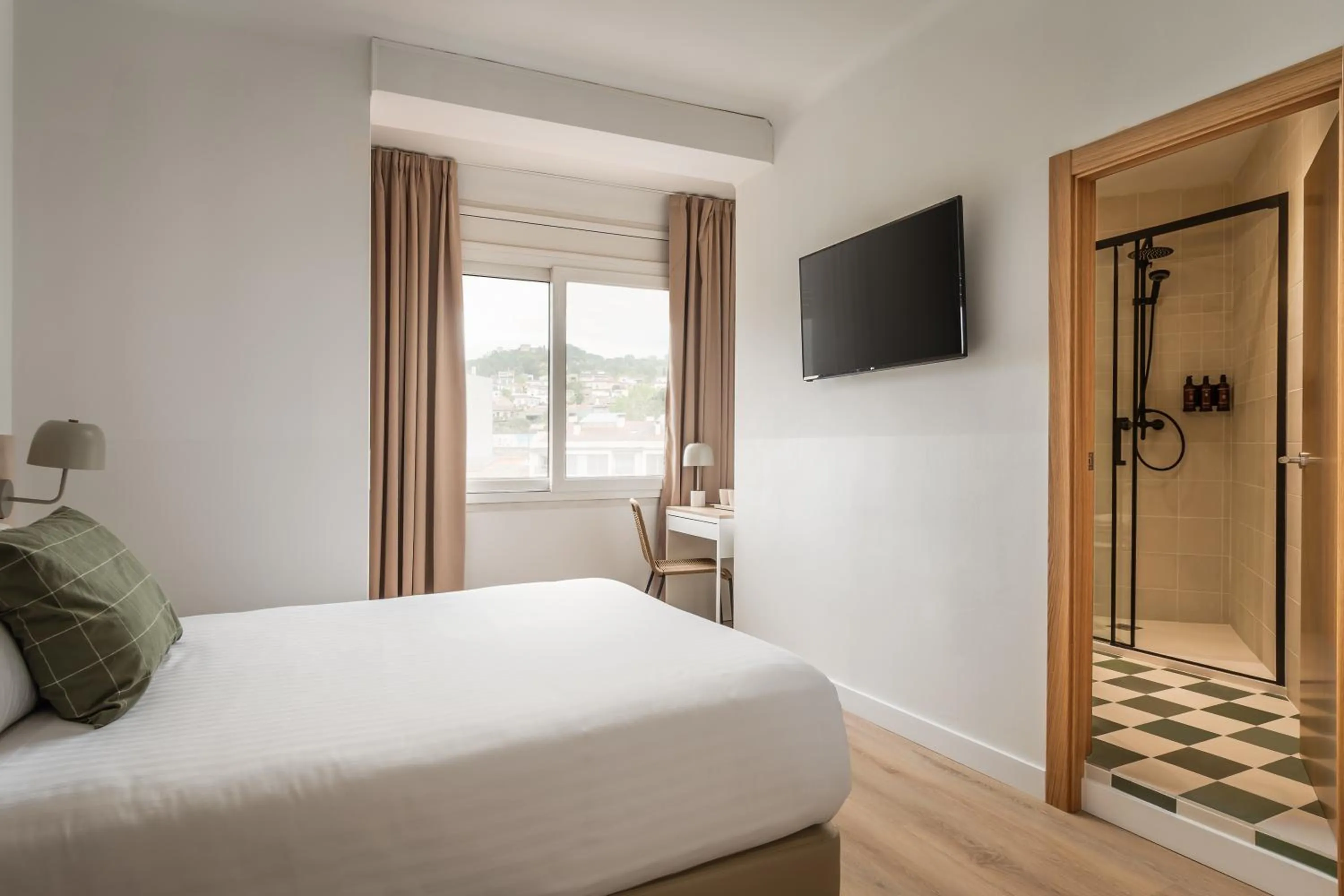 Shower, Bed in BYPILLOW Erba