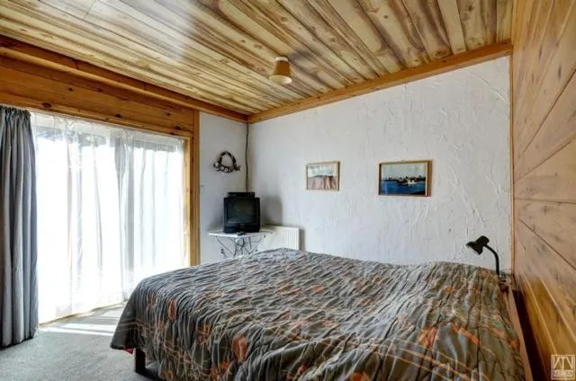 Bed in Quiet Bay Inn & Café