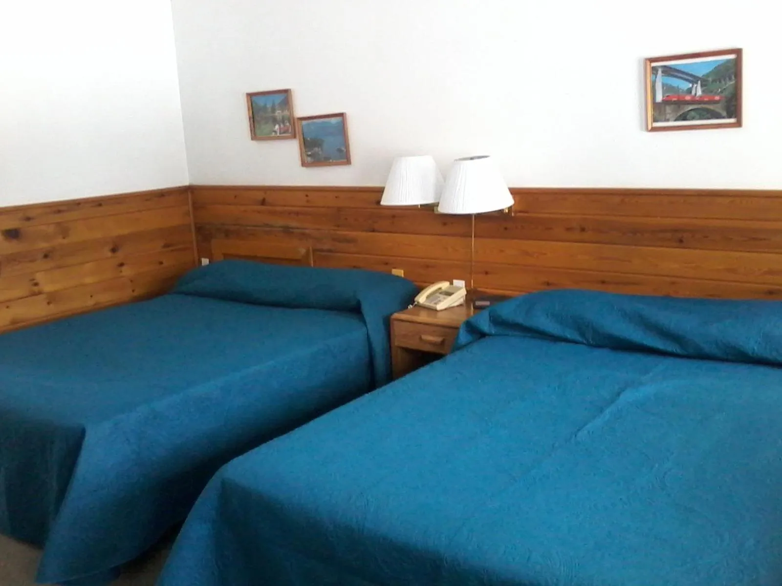 Bed in Quiet Bay Inn & Café