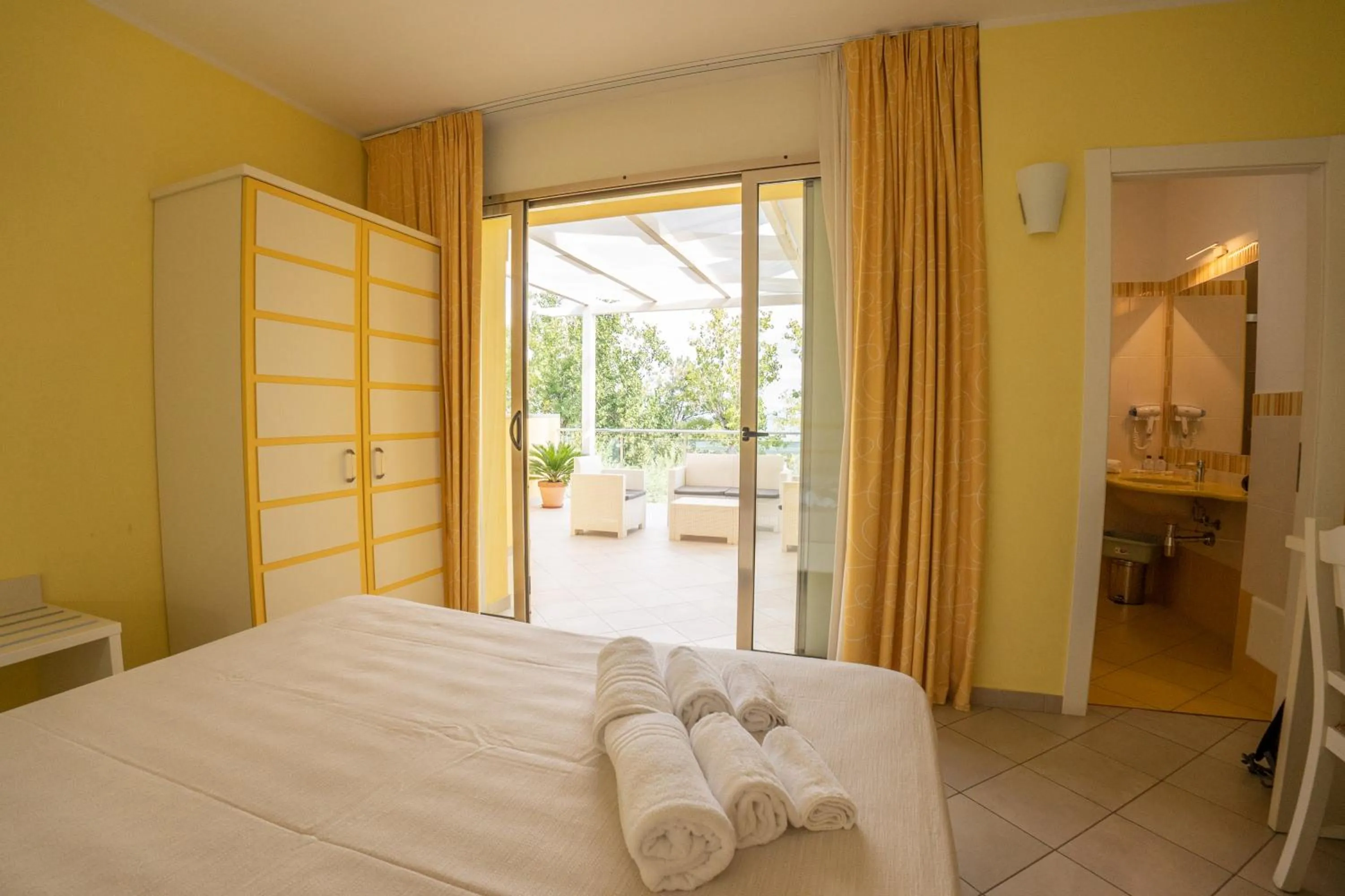 Photo of the whole room, Bed in Hotel Baia Di Trainiti