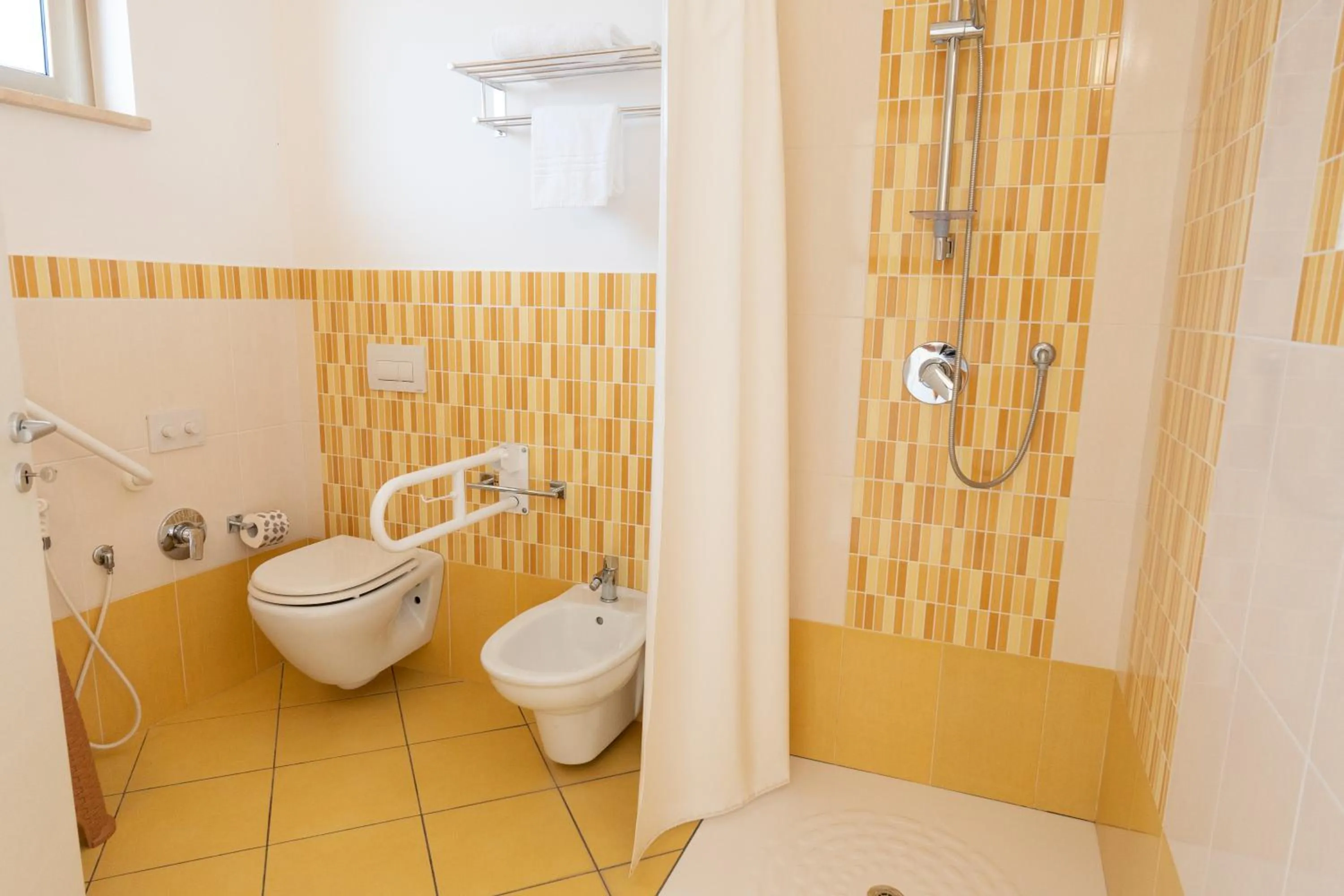 Shower in Hotel Baia Di Trainiti