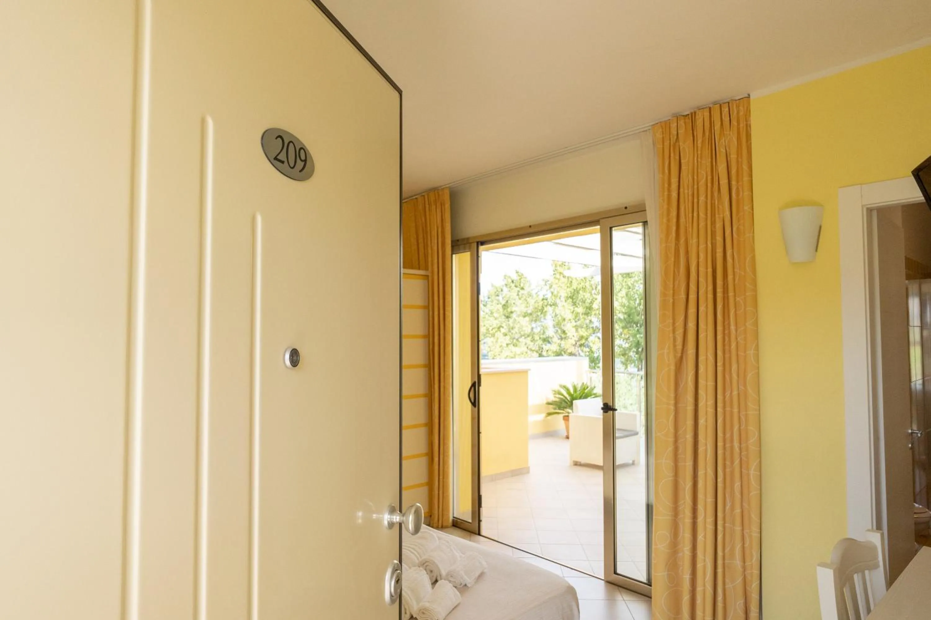 wardrobe in Hotel Baia Di Trainiti