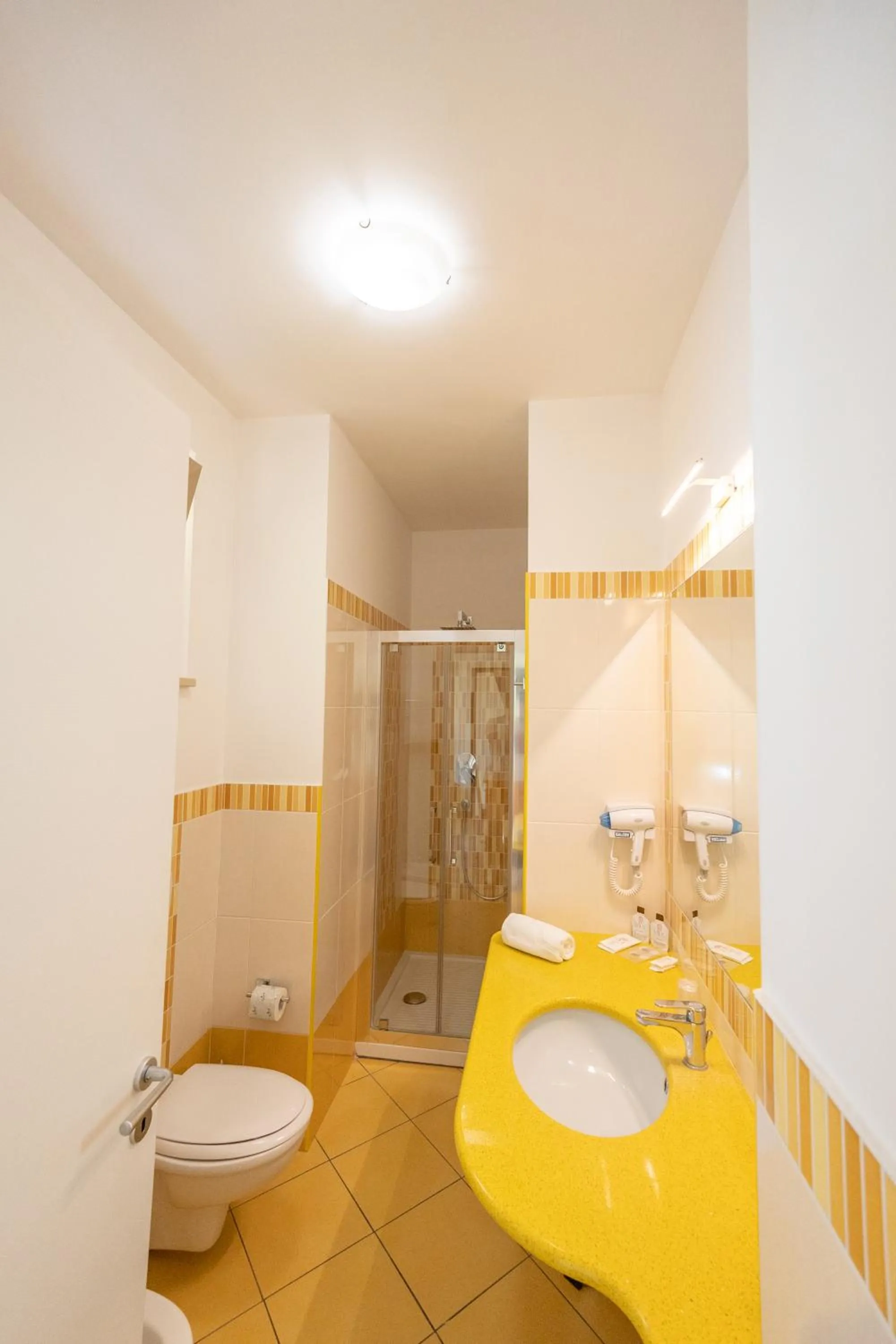 Shower in Hotel Baia Di Trainiti