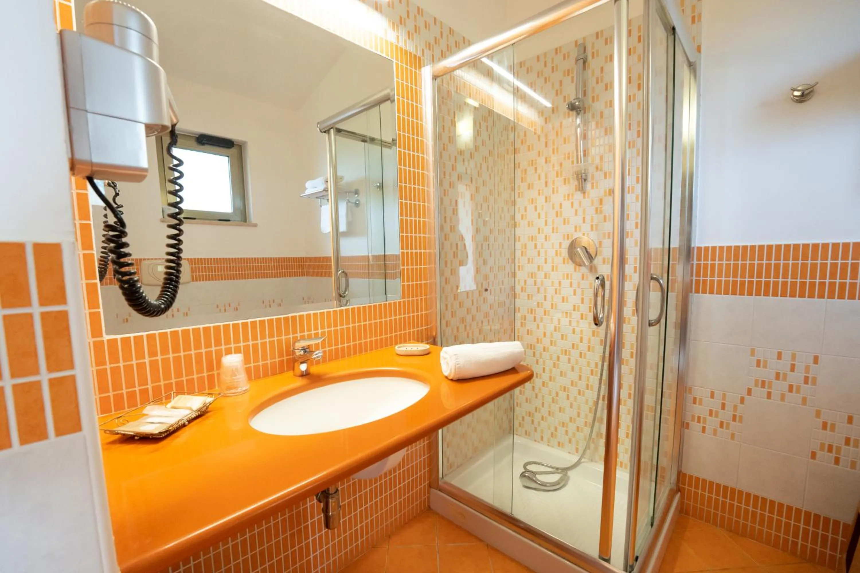 Shower in Hotel Baia Di Trainiti