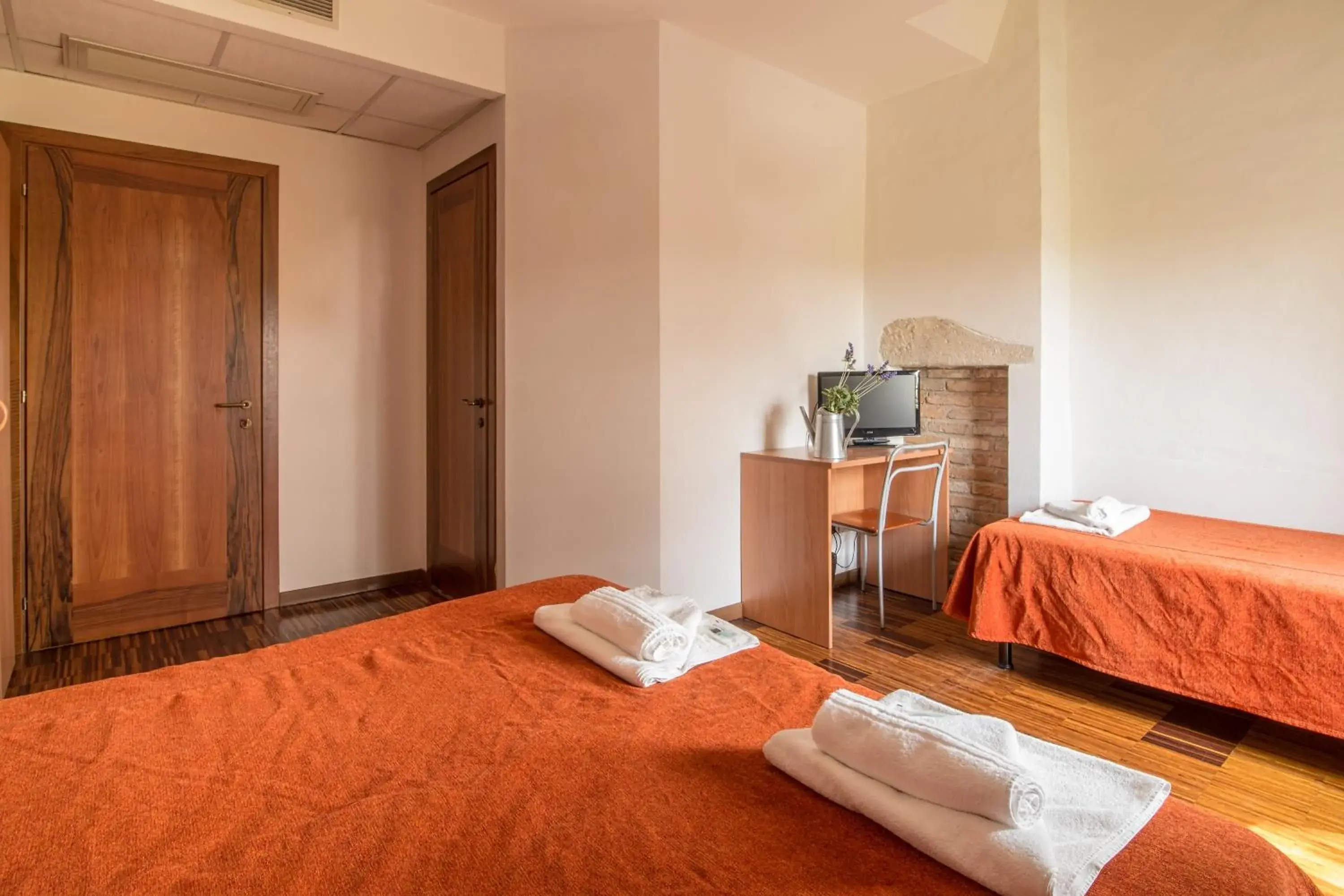 Economy Triple Room in Hotel Casa a Colori Venezia Economy Triple Room in Hotel Casa a Colori Venezia