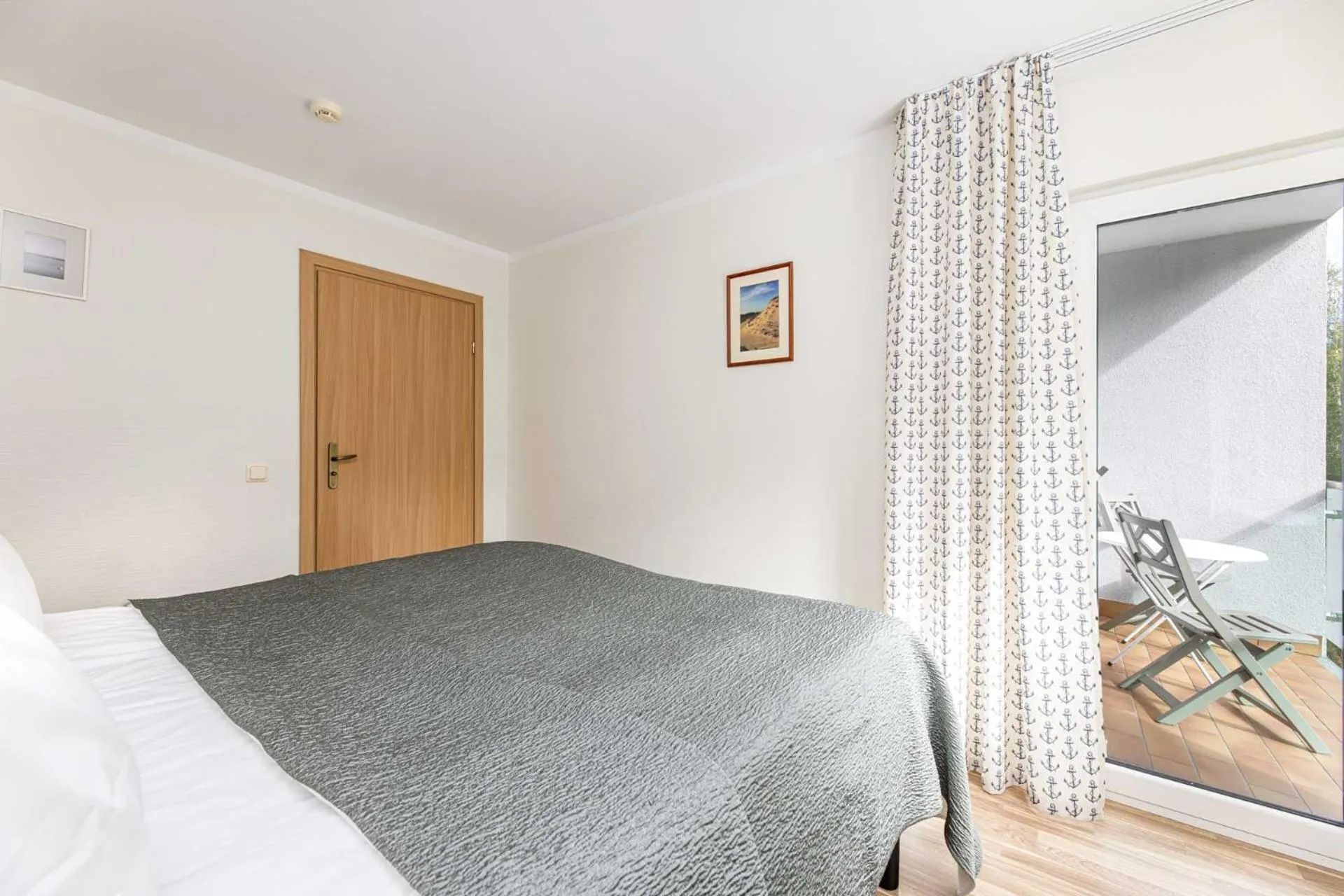 Photo of the whole room, Bed in Nidus