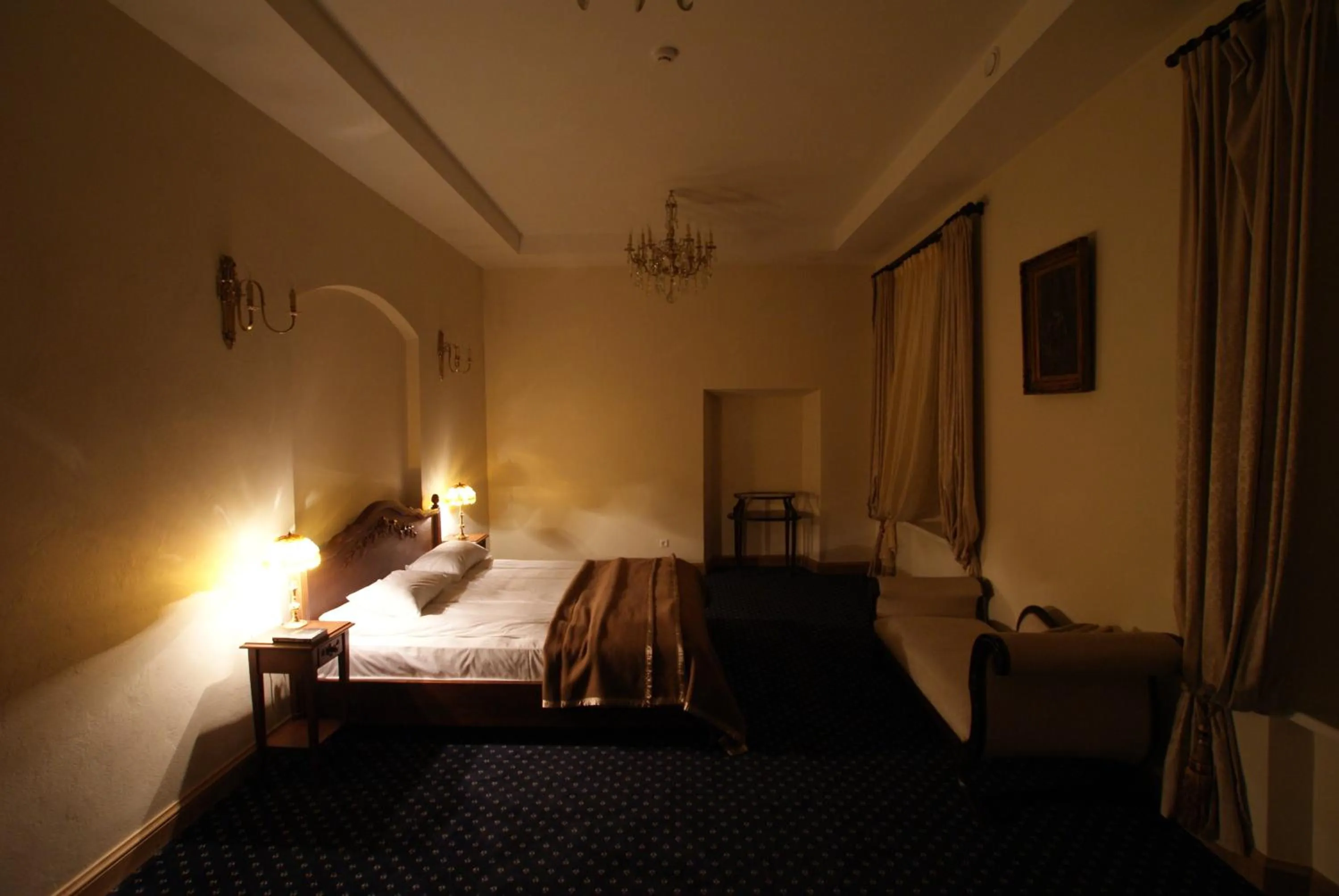 Bed in Bistrampolis Manor