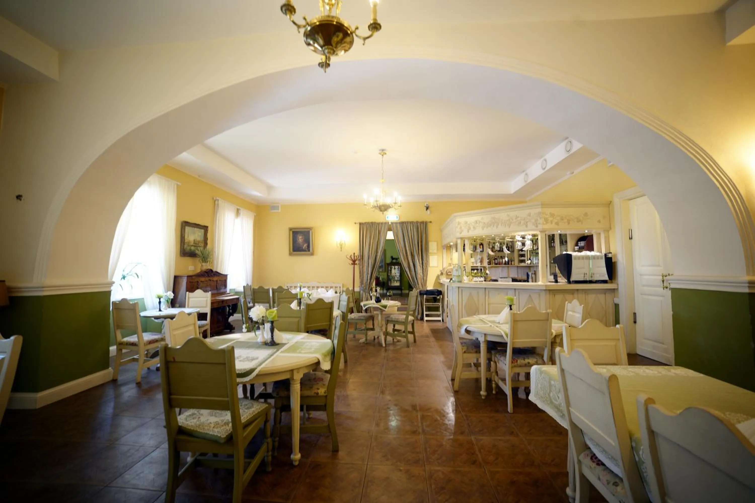 Restaurant/places to eat in Bistrampolis Manor