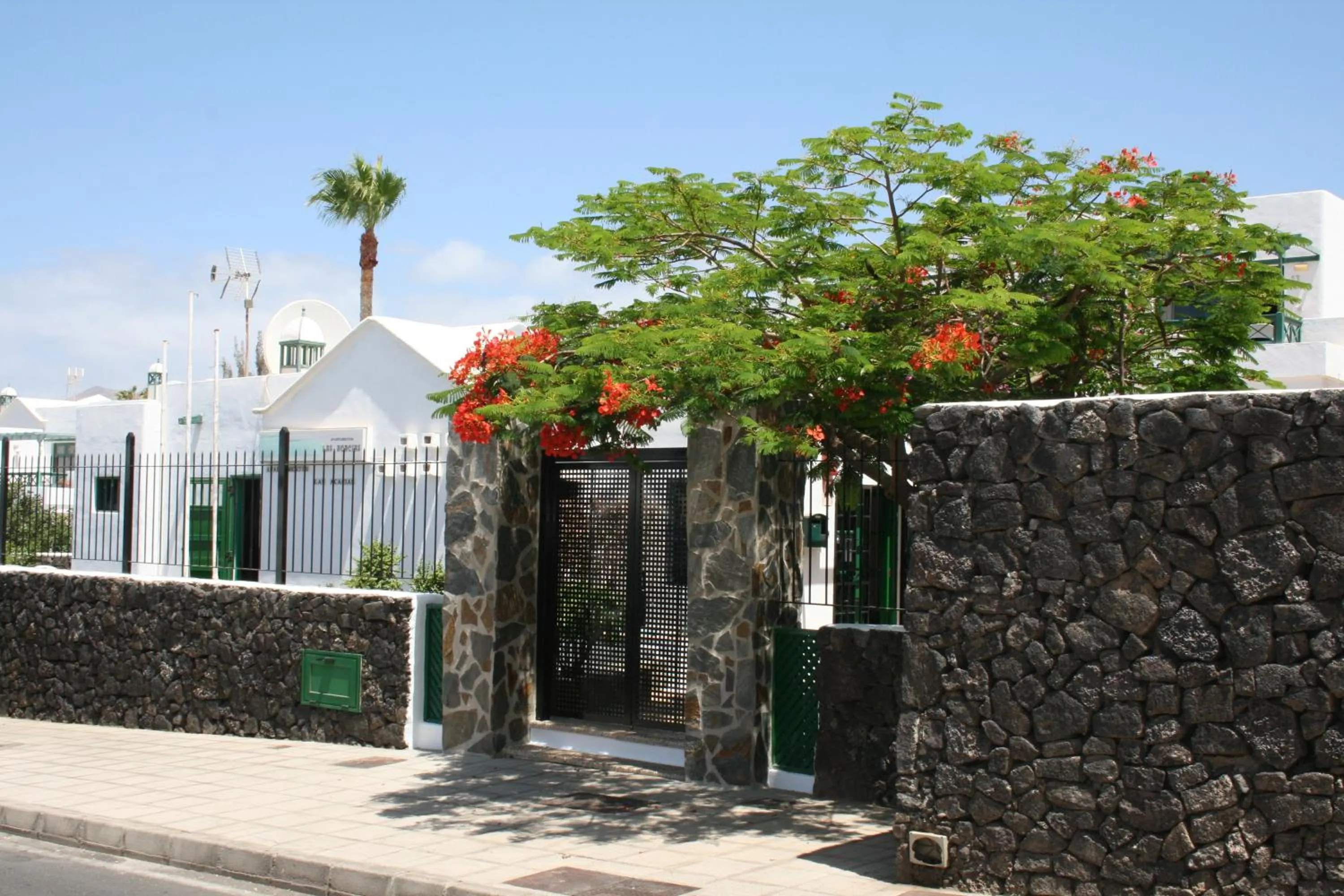 Facade/entrance in Apartamentos las Acacias