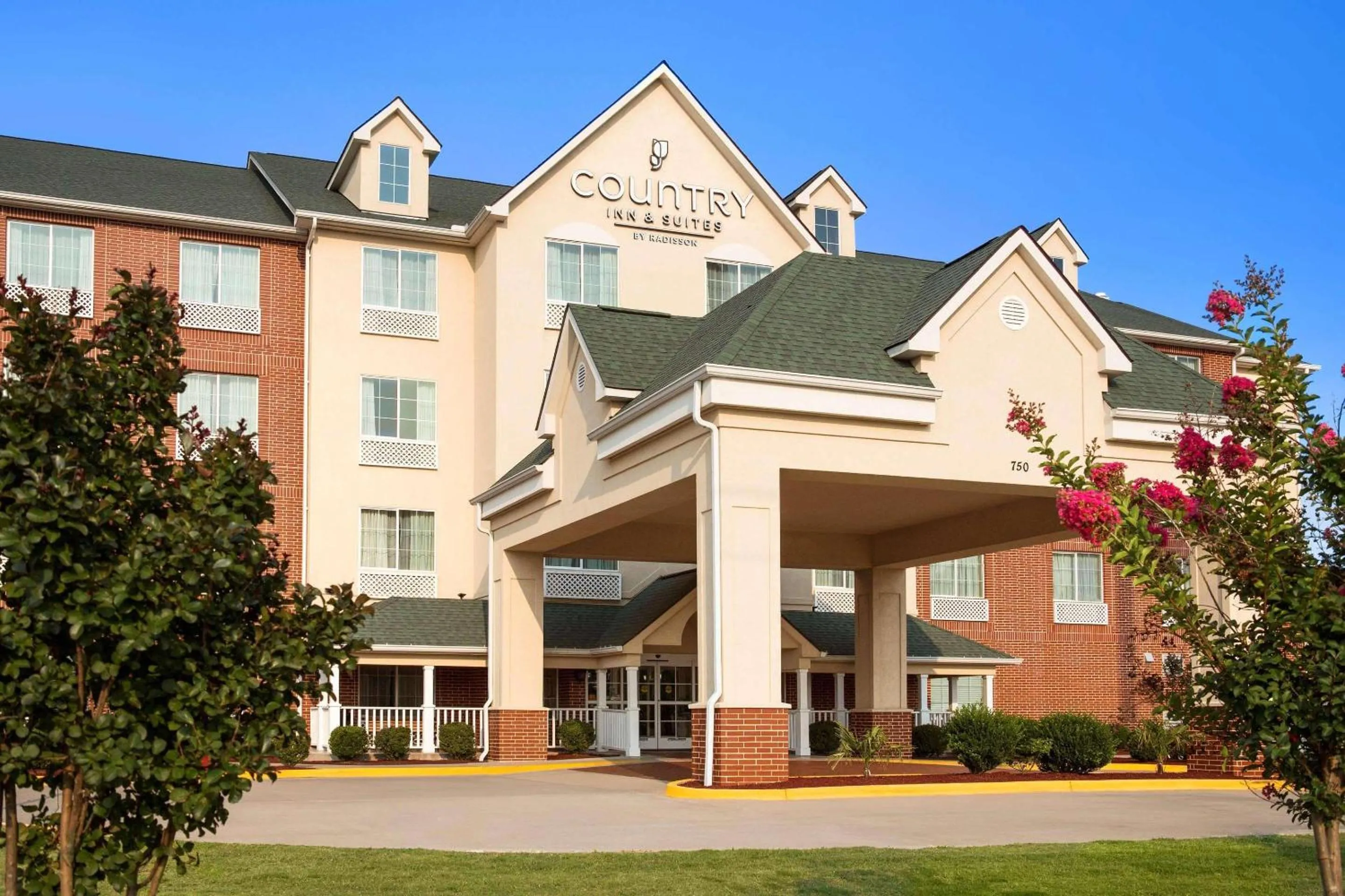 Property building in Country Inn & Suites by Radisson, Conway, AR