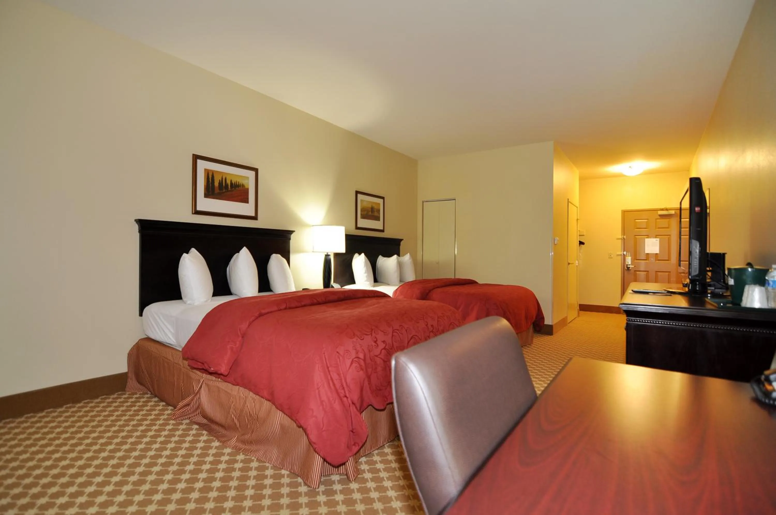 Queen Room with Two Queen Beds in Country Inn & Suites by Radisson, Conway, AR