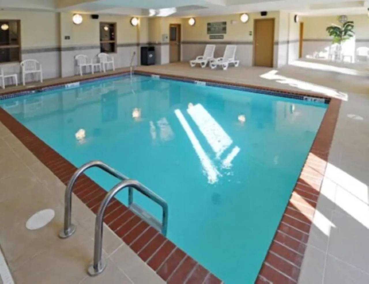 Swimming pool in Country Inn & Suites by Radisson, Conway, AR