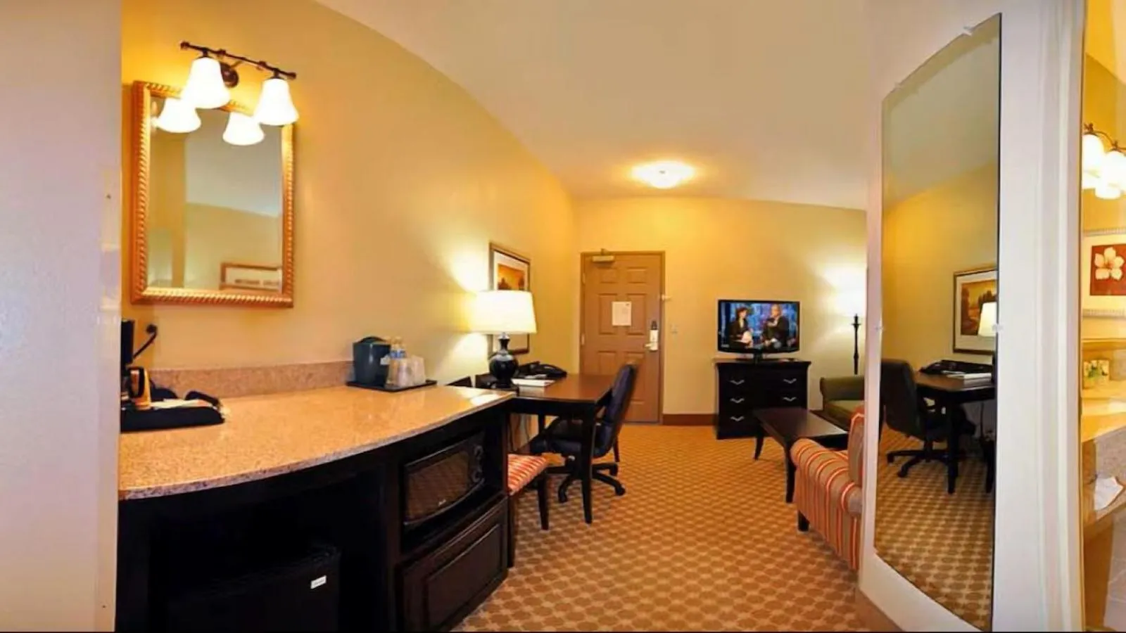 Living room in Country Inn & Suites by Radisson, Conway, AR
