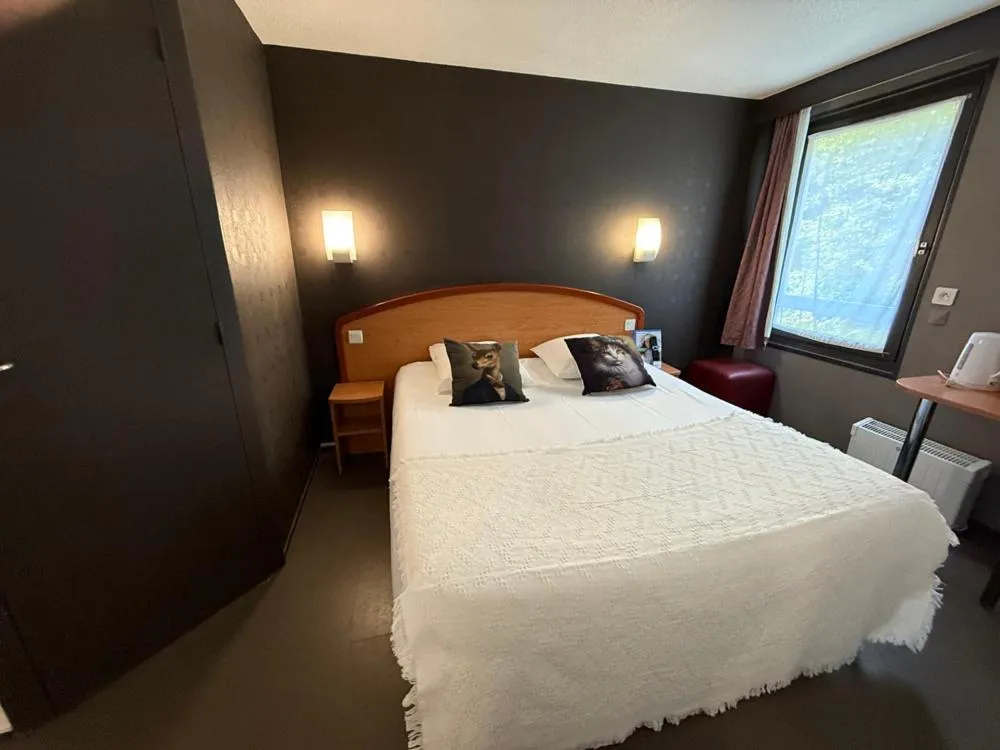 Photo of the whole room, Bed in Brit Hotel Besancon l'Horloge