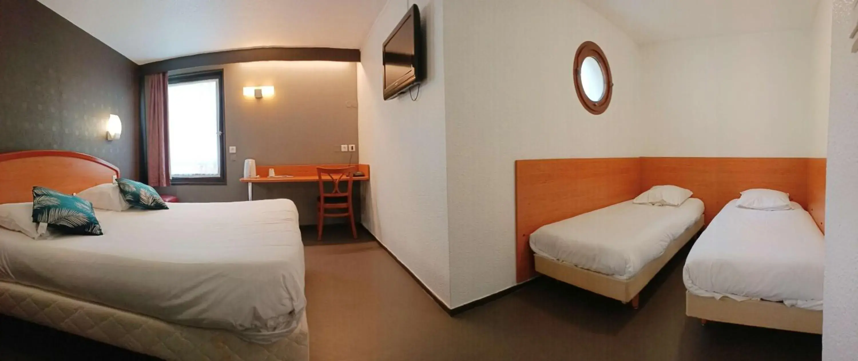 Triple Room in Brit Hotel Besancon l'Horloge Triple Room in Brit Hotel Besancon l'Horloge