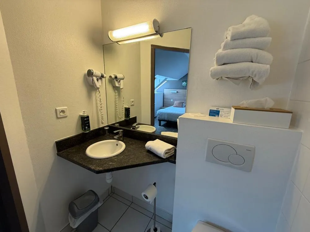 Bathroom in Brit Hotel Besancon l'Horloge
