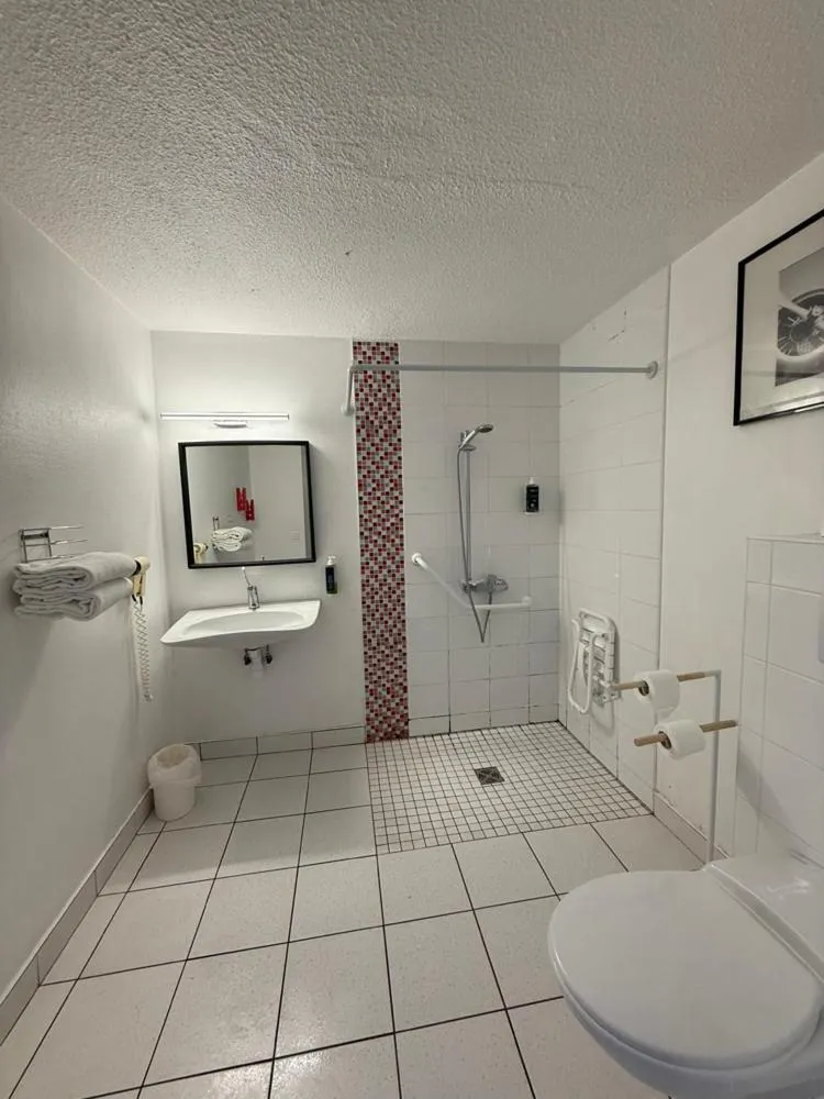 Bathroom in Brit Hotel Besancon l'Horloge